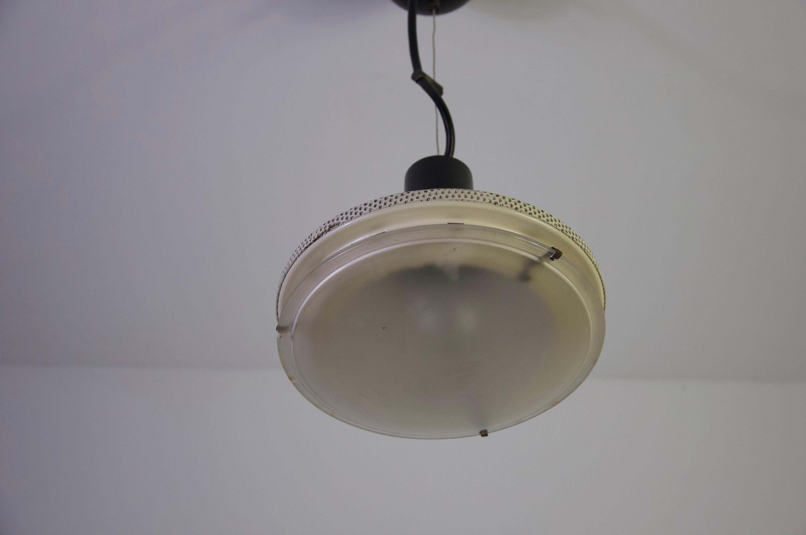Witte Italiaanse plafondlamp, jaren 1970 photo vinterior