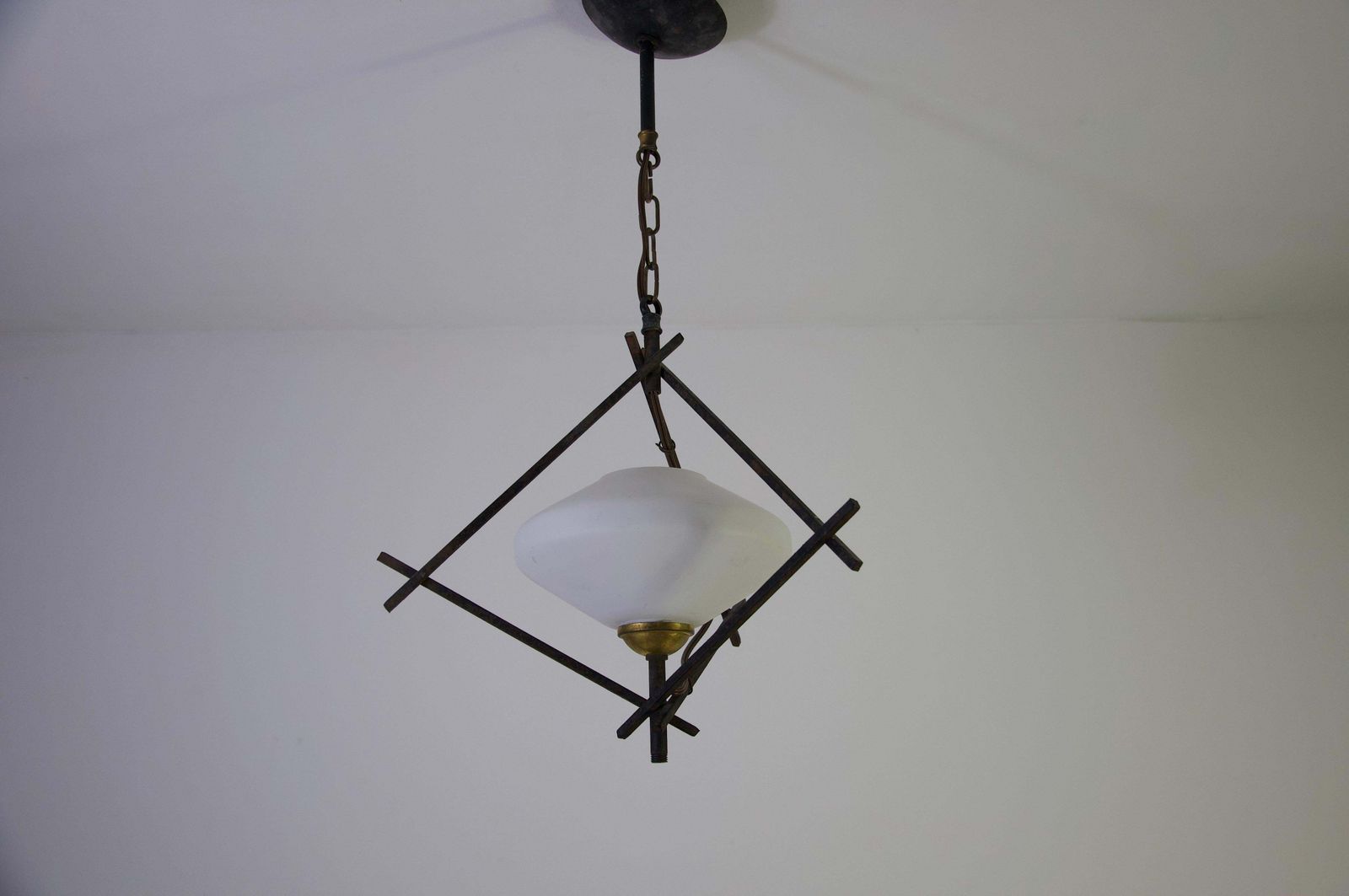Zwarte en opaalglaze hanglamp van Maison Lunel, 1960, Frankrijk photo Verlichting