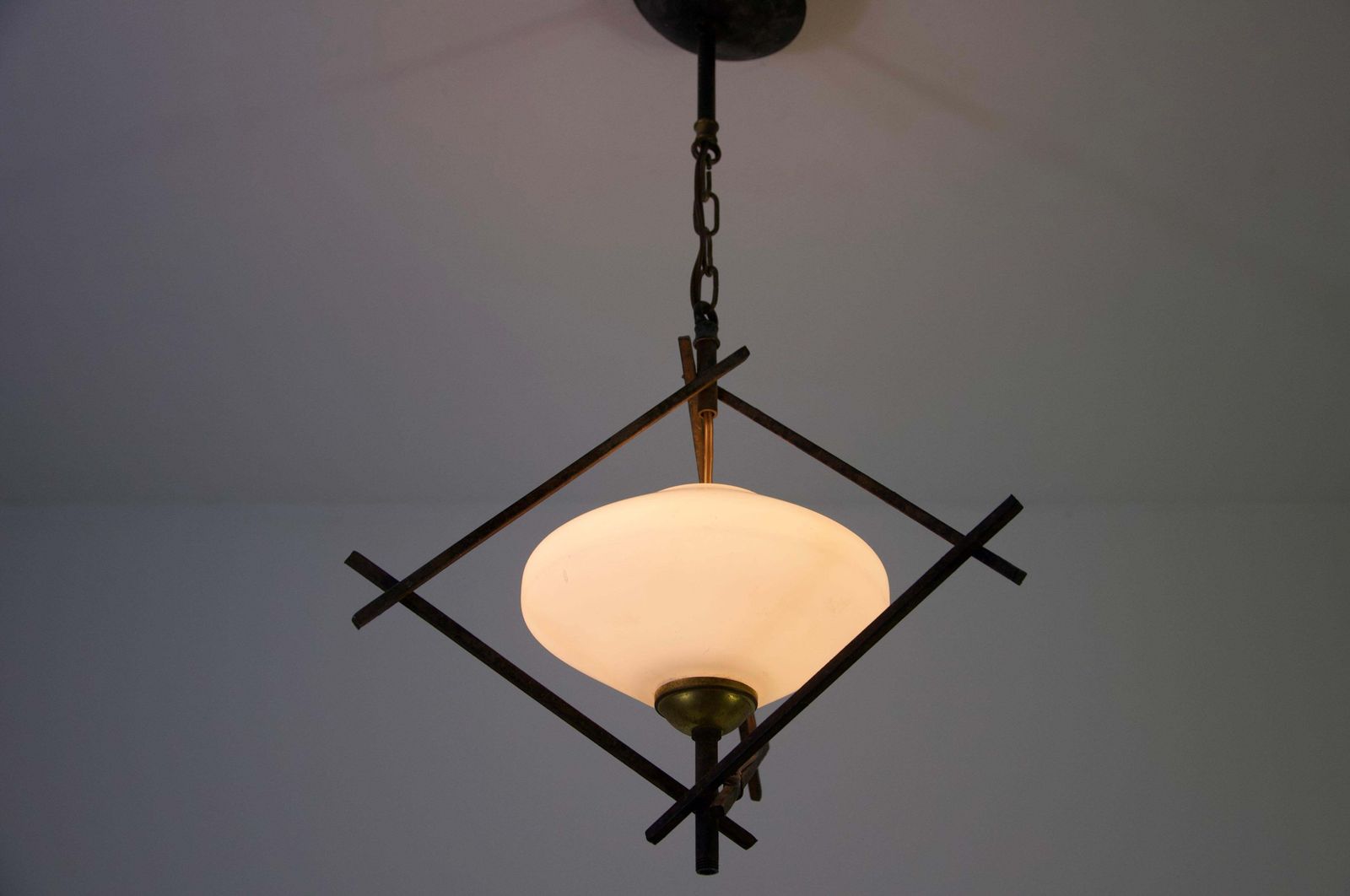 photo furniture Zwarte en opaalglaze hanglamp van Maison Lunel, 1960, Frankrijk