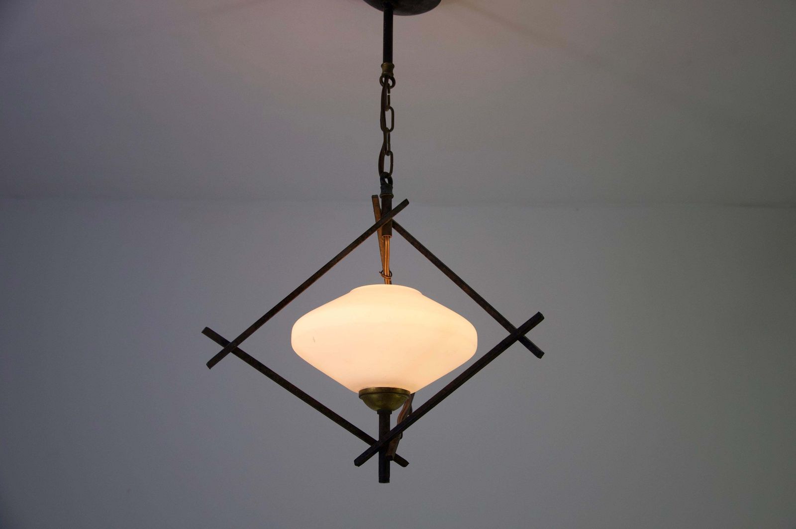 Verlichting Zwarte en opaalglaze hanglamp van Maison Lunel, 1960, Frankrijk photo