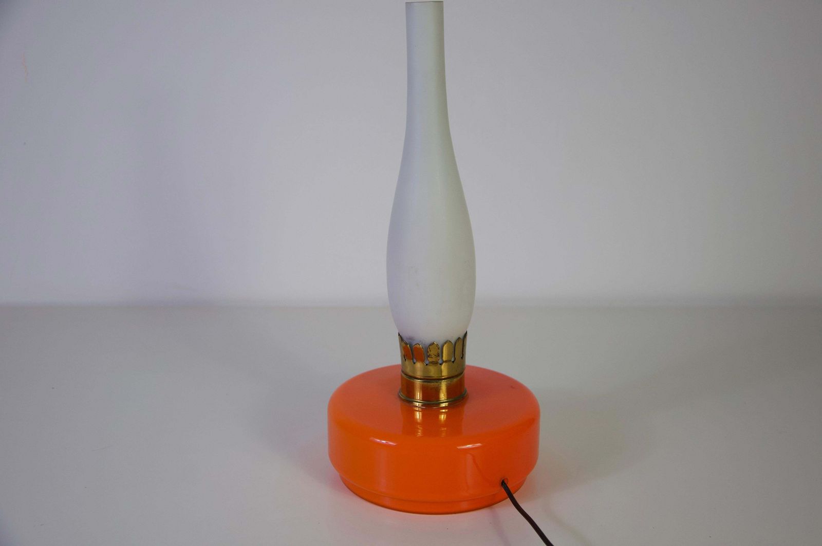 Tafellamp van oranje en opaalkleurig glas, jaren 1960, Italië photo for sale