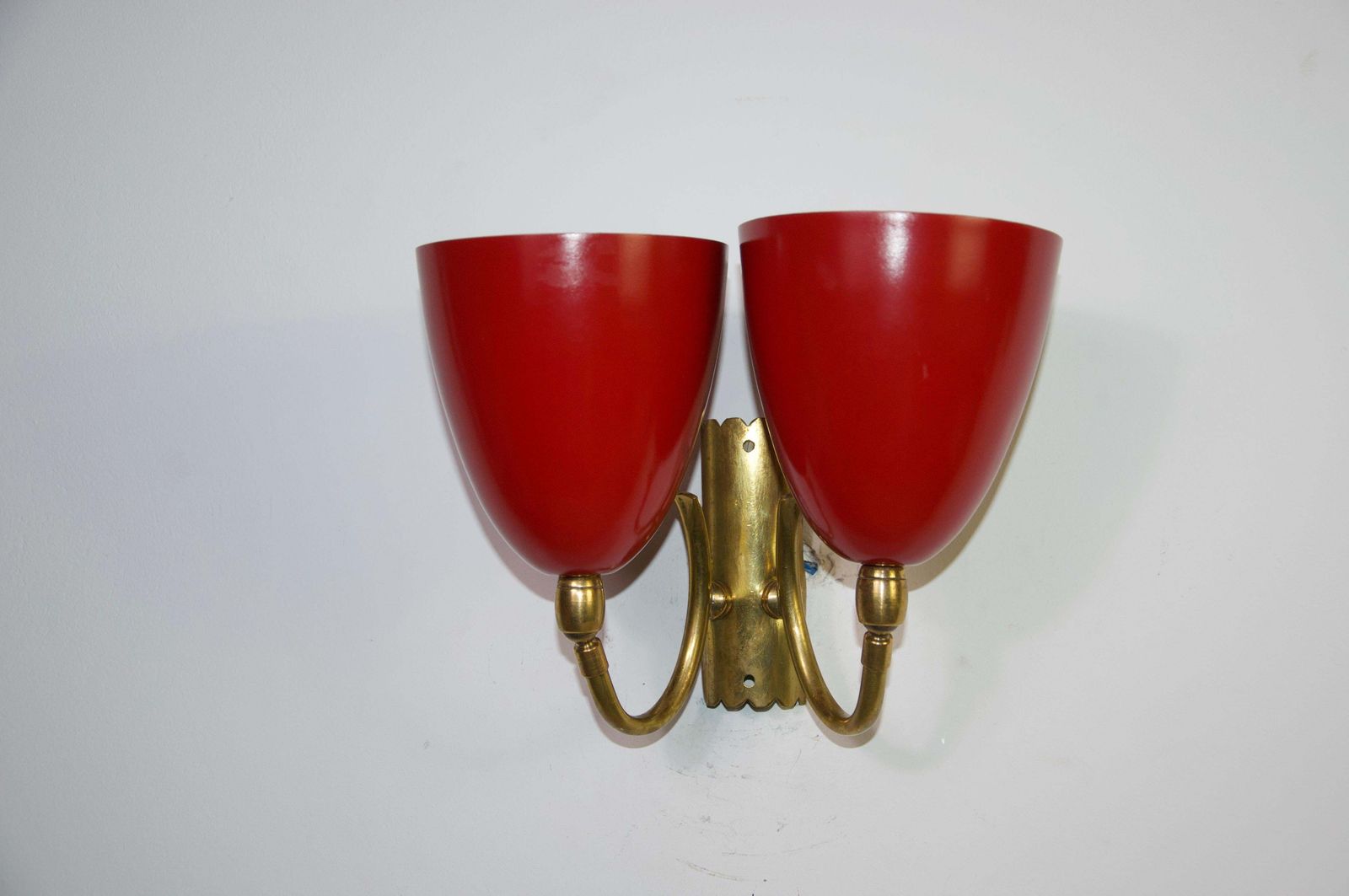Messing en rood mid-century paar wandlampen, jaren 1960, Italië photo buy