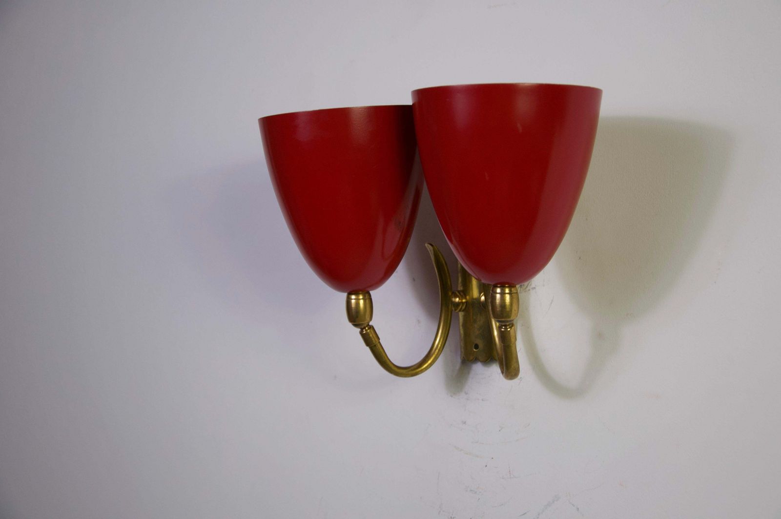 photo furniture Messing en rood mid-century paar wandlampen, jaren 1960, Italië