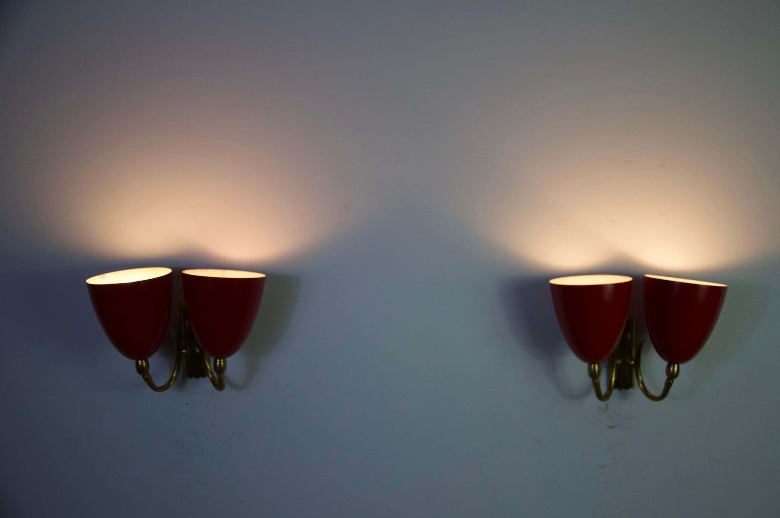 Verlichting Messing en rood mid-century paar wandlampen, jaren 1960, Italië photo
