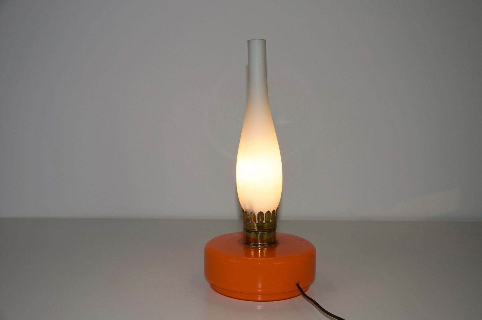 Tafellamp van oranje en opaalkleurig glas, jaren 1960, Italië photo vintage