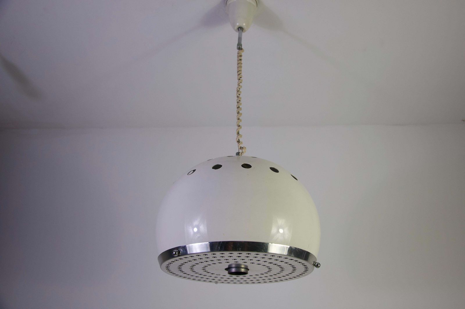 Italiaanse witte metalen hanglamp in de stijl van Reggiani, jaren 1960 photo furniture