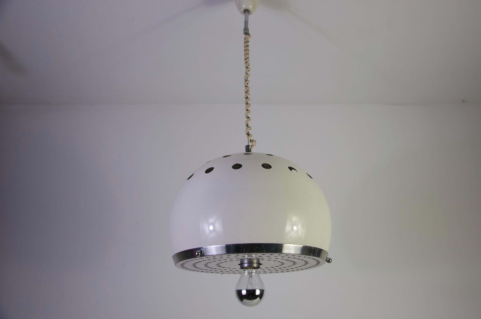 Italiaanse witte metalen hanglamp in de stijl van Reggiani, jaren 1960 photo 1093.0