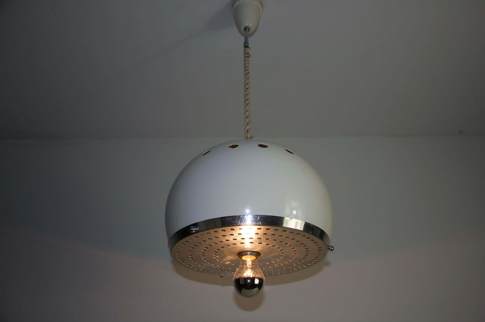 Italiaanse witte metalen hanglamp in de stijl van Reggiani, jaren 1960 photo buy