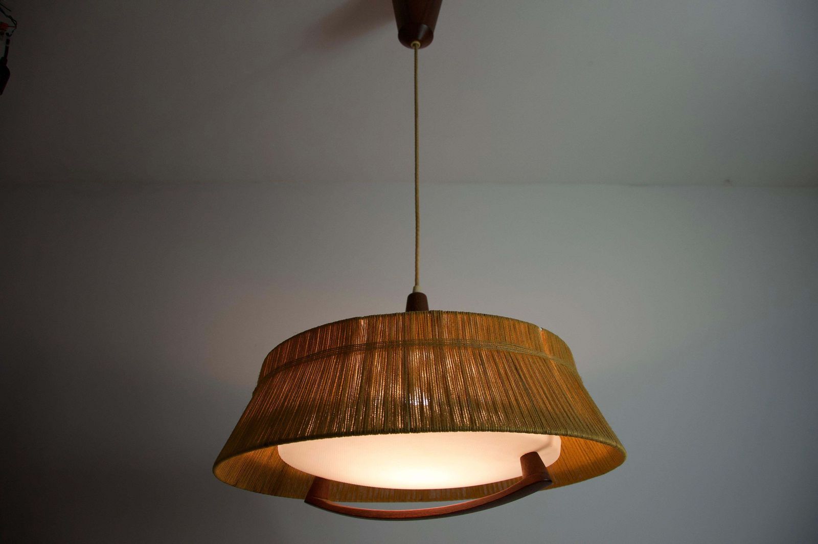Verlichting Mid-Century Teak en Koordkap Hanglamp van Temde, 1960 photo