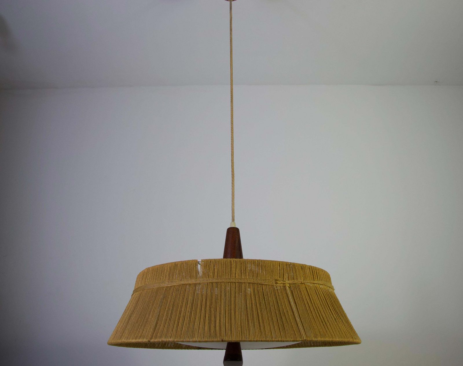 photo vinterior Mid-Century Teak en Koordkap Hanglamp van Temde, 1960