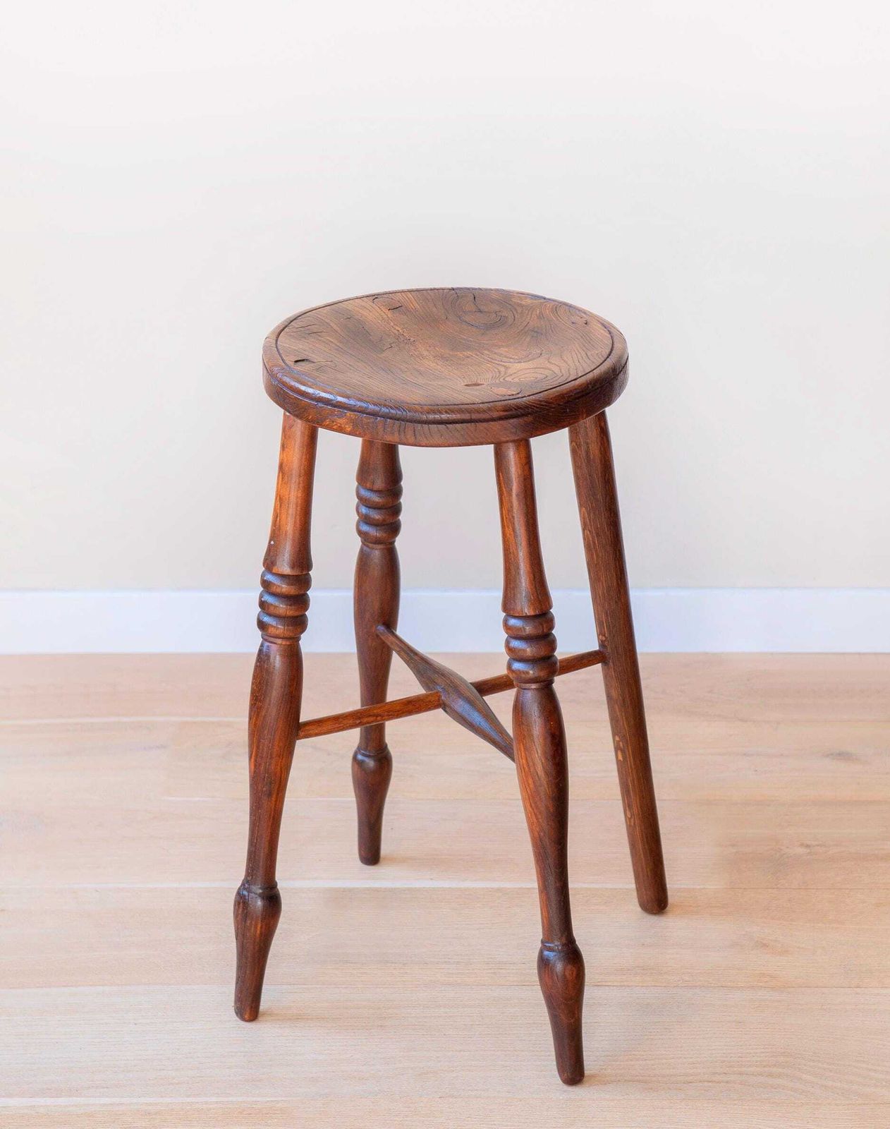 19e-eeuwse Engelse Windsor plantenstandaard   Antieke eiken boerenlandkruk   Rustiek landelijk voetstuk photo furniture