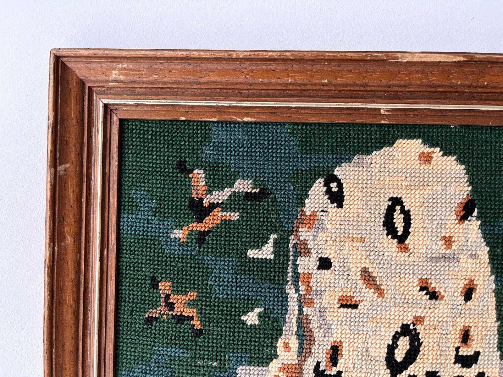 photo furniture Vintage Frans tapijtportret van een Bretonse vrouw "La Bigoudène", ingelijst – gebreid schilderij, ca. jaren 1950