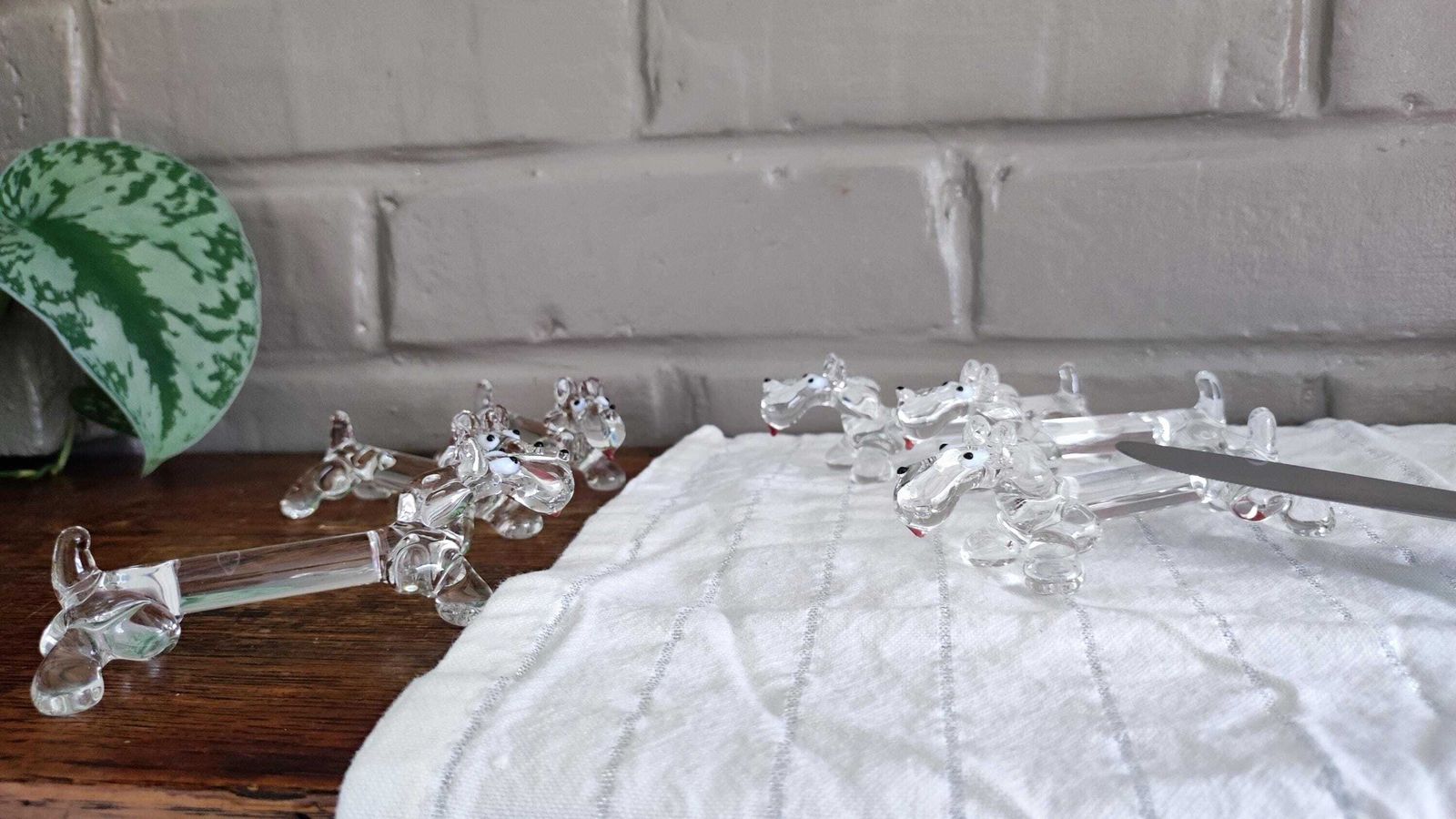 photo for sale Lot de 10 porte-couteaux en cristal français, figurines de bassets, années 1950