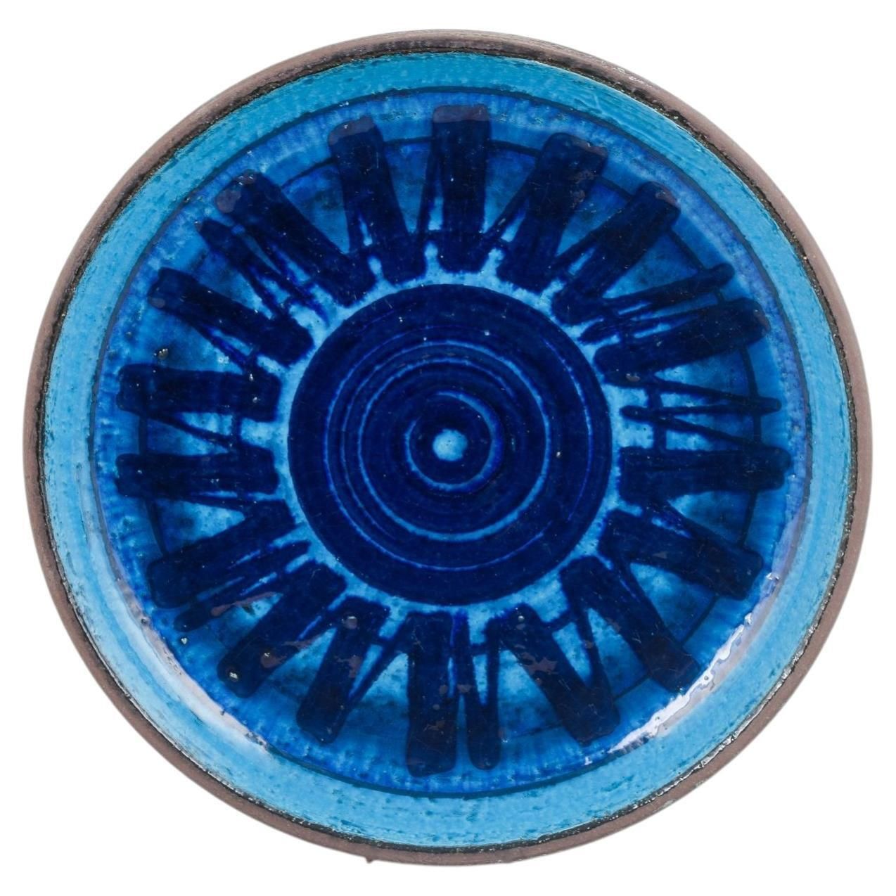 Plat en grès Inger Persson pour Rörstrand Ateljé, tons bleu et bleu marine.