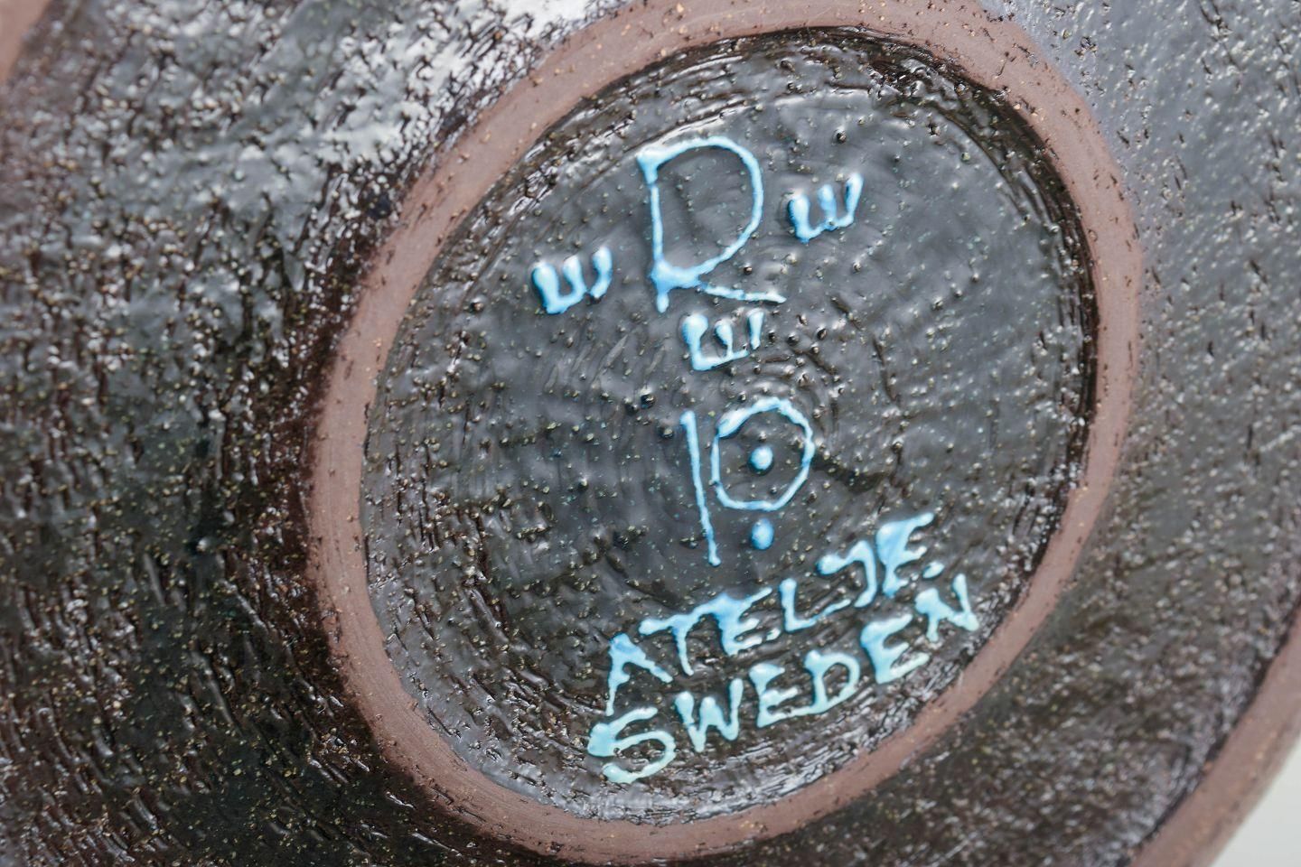 Plat en grès Inger Persson pour Rörstrand Ateljé, tons bleu et bleu marine. photo Décoration