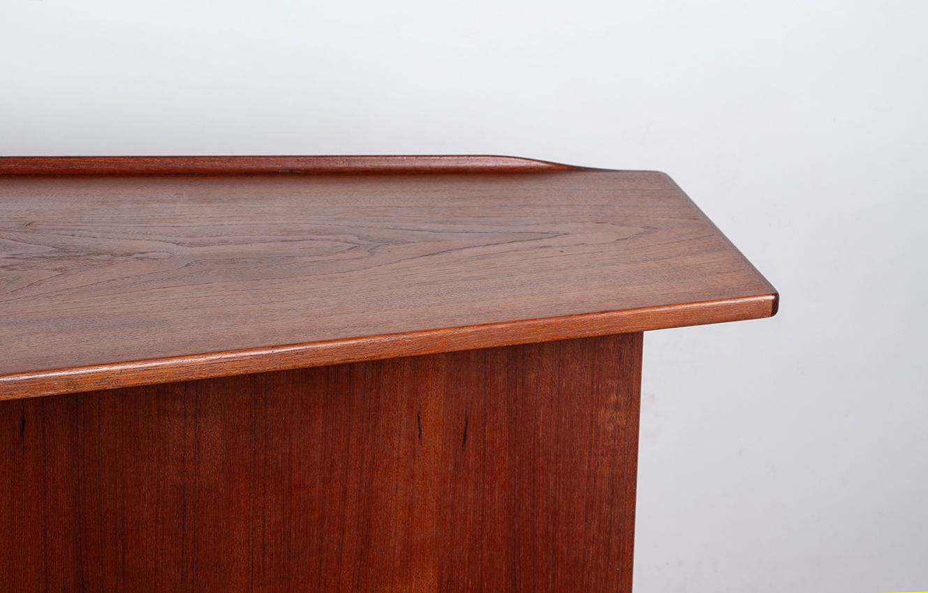 Bureau scandinave en teck et laiton « Boomerang », par Peter Lovig Nielsen, 1968. photo furniture