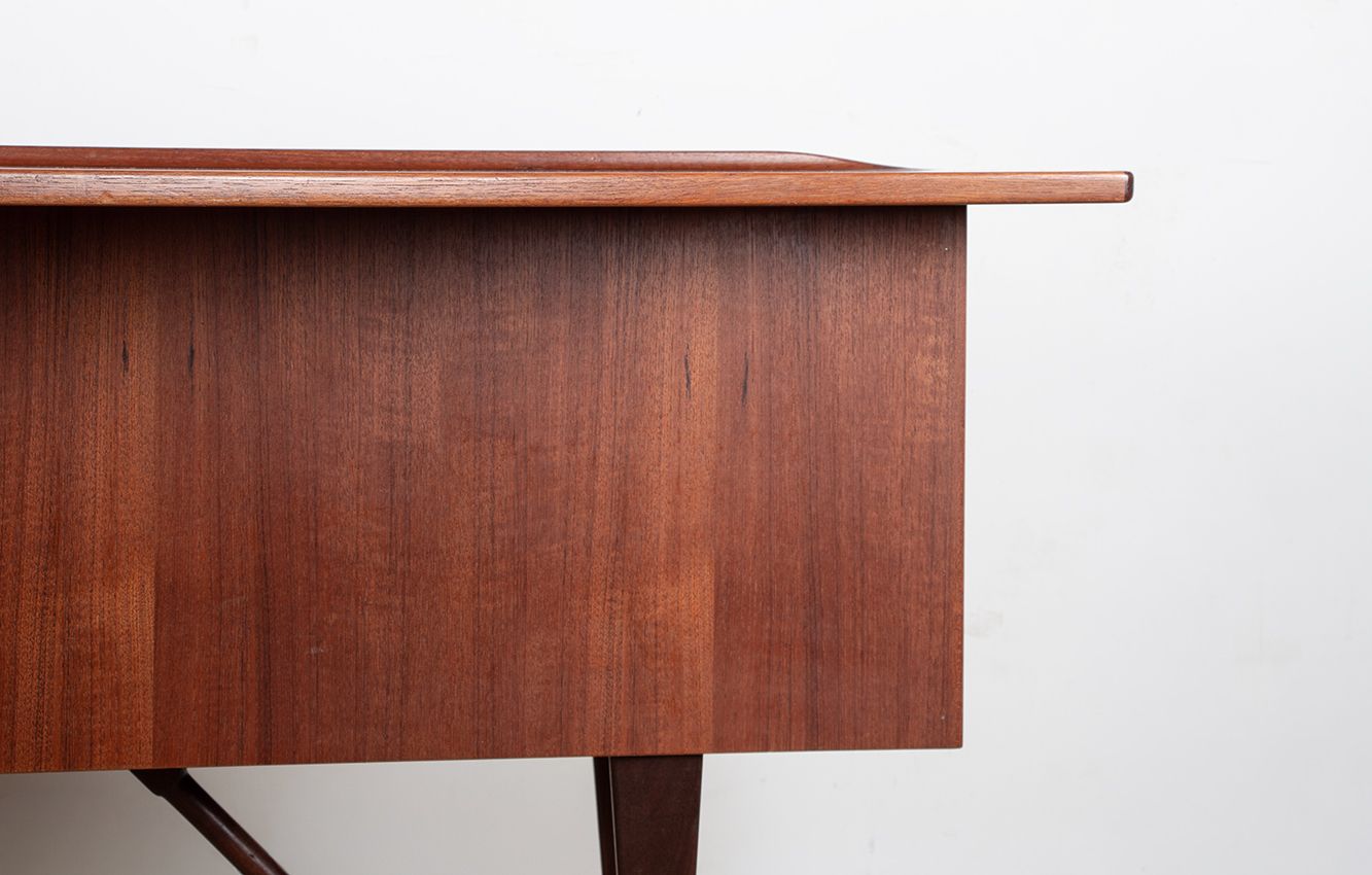 Bureau scandinave en teck et laiton « Boomerang », par Peter Lovig Nielsen, 1968. photo Mobilier