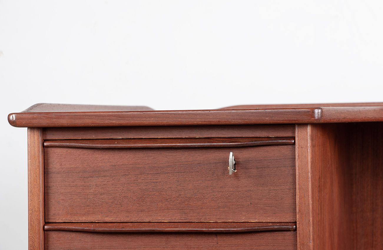 Bureau scandinave en teck et laiton « Boomerang », par Peter Lovig Nielsen, 1968. photo vinterior