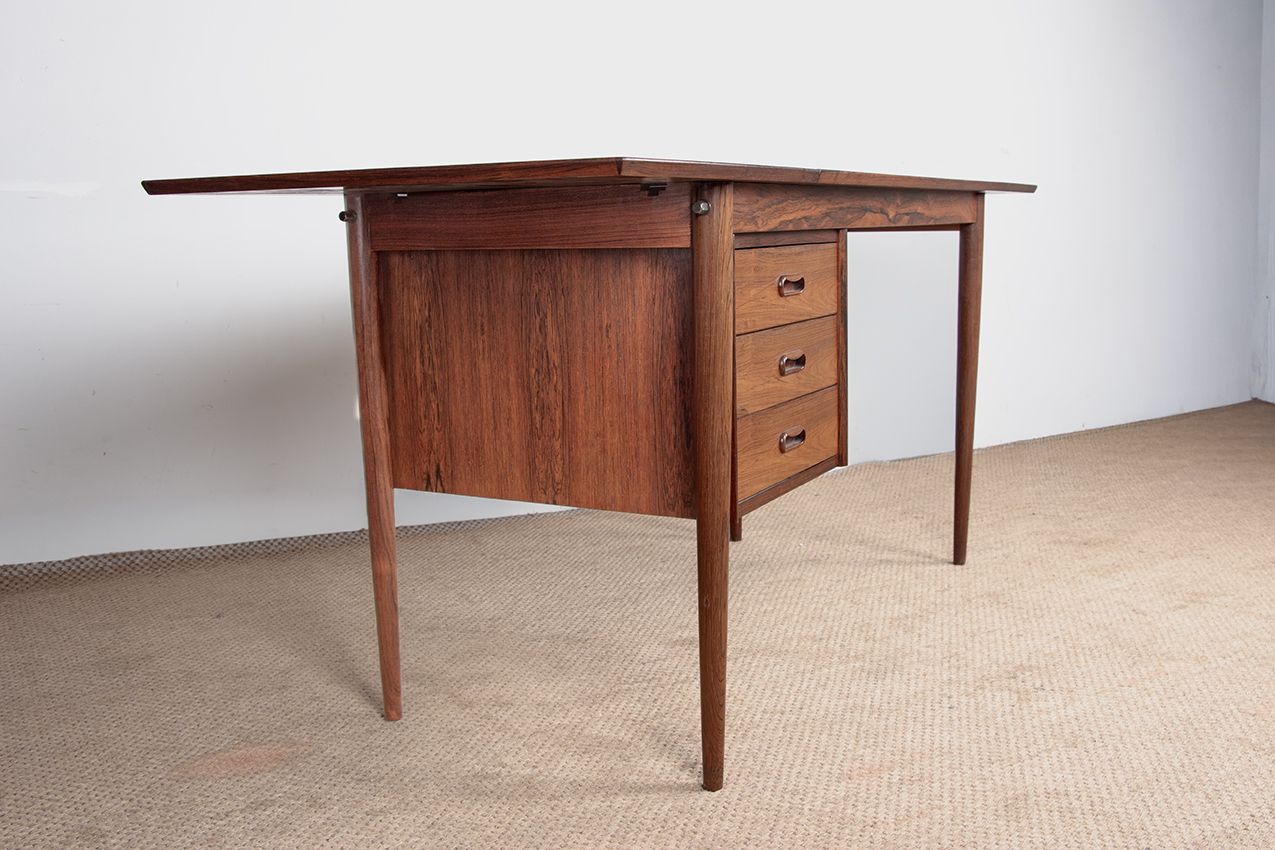 photo vinterior Bureau danois extensible en palissandre et laiton, modèle Os 51, par Arne Vodder pour Sibast, 1960.