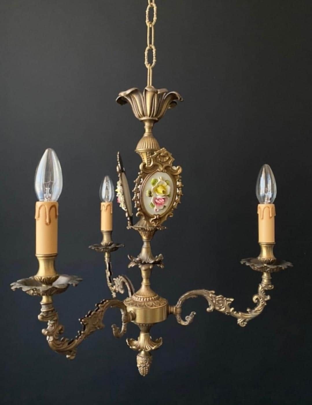 Lustre d'époque à décors en céramique photo for sale