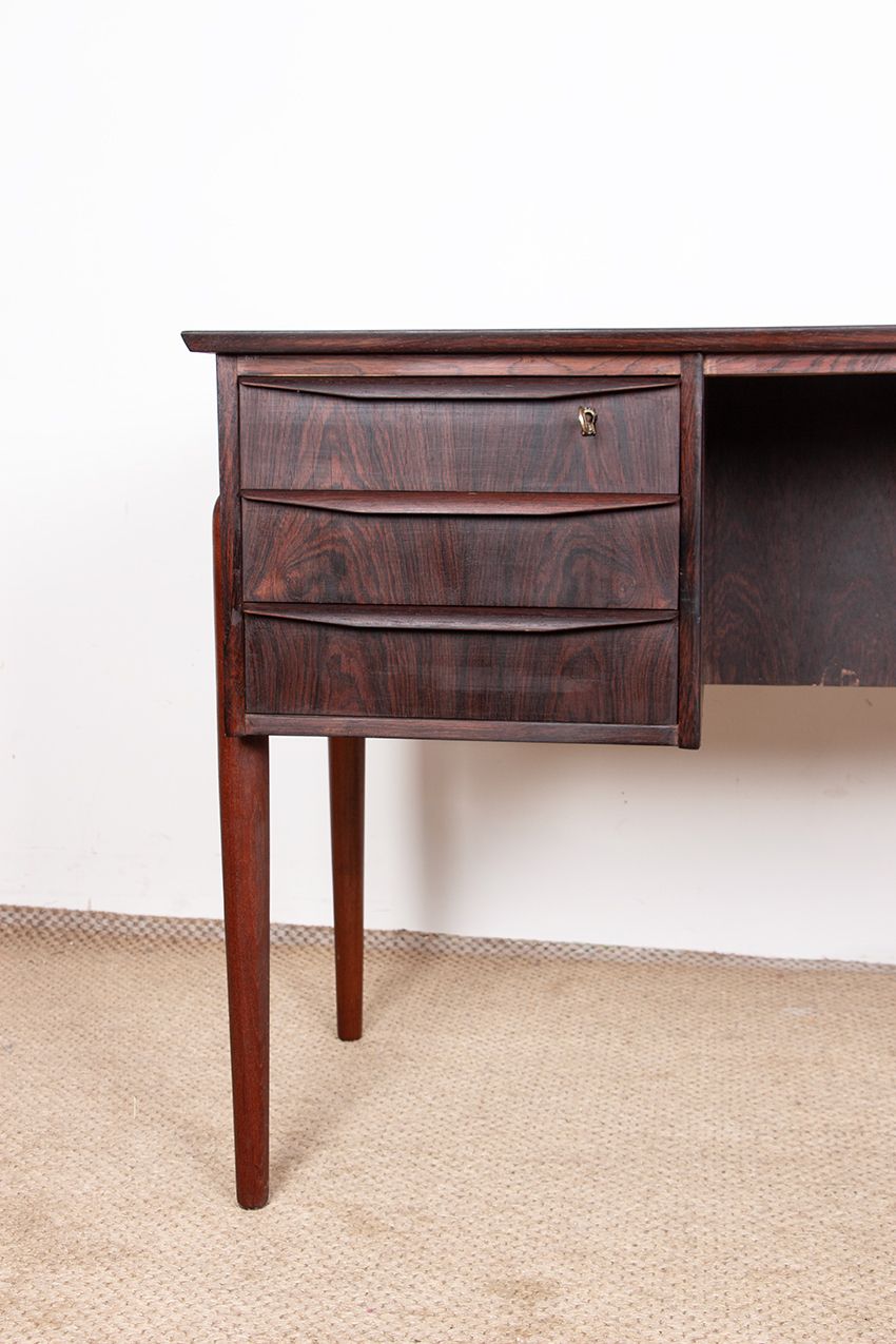 Bureau danois en palissandre, pieds en teck, par Johannes Andersen, 1960. photo for sale