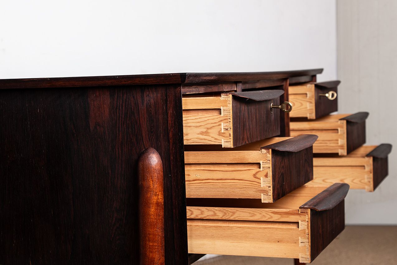 photo furniture Bureau danois en palissandre, pieds en teck, par Johannes Andersen, 1960.
