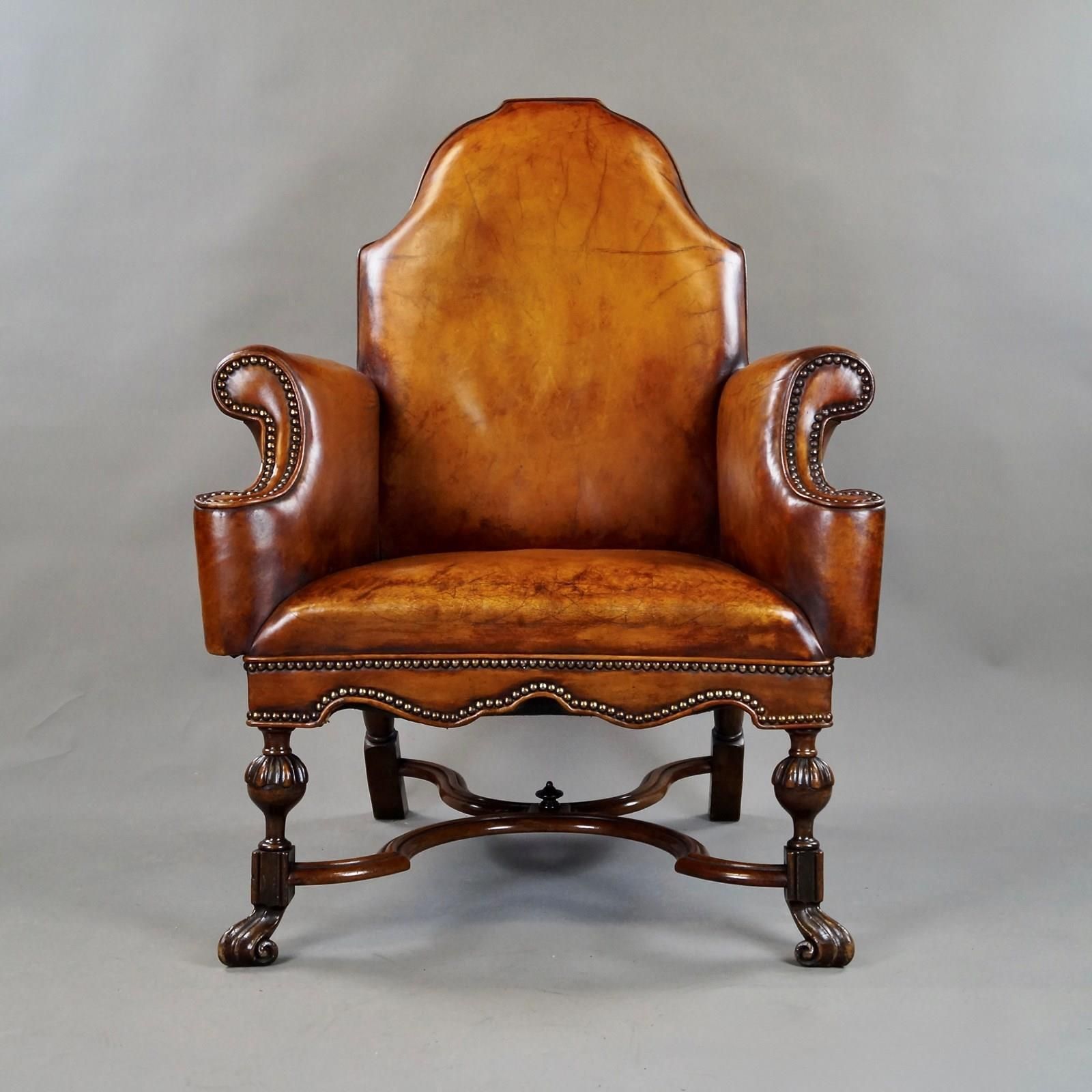 Fauteuil in 18e-eeuwse stijl, walnoot en leer photo furniture