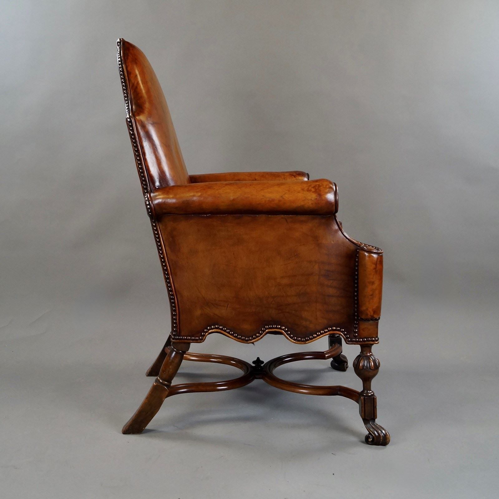 Fauteuil in 18e-eeuwse stijl, walnoot en leer photo Meubels