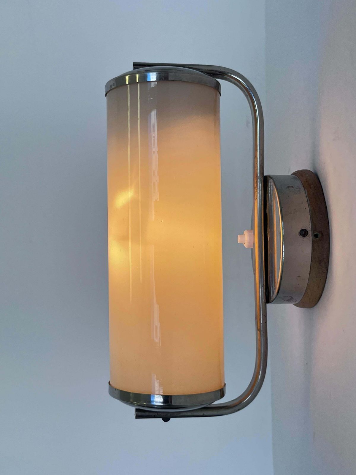 Bauhaus Chrome And Milk Glass Wall Lamp, jaren 1940 – Tsjecho-Slowakije photo furniture