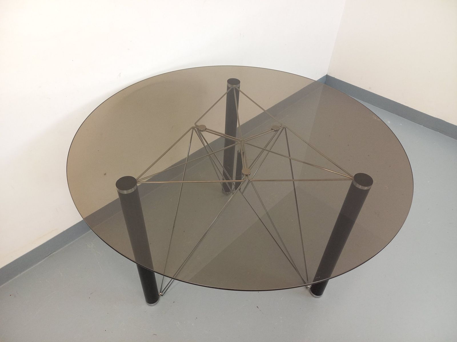 Ronde tafel in rookglas, zwart metaal en verchroomd metaal photo buy