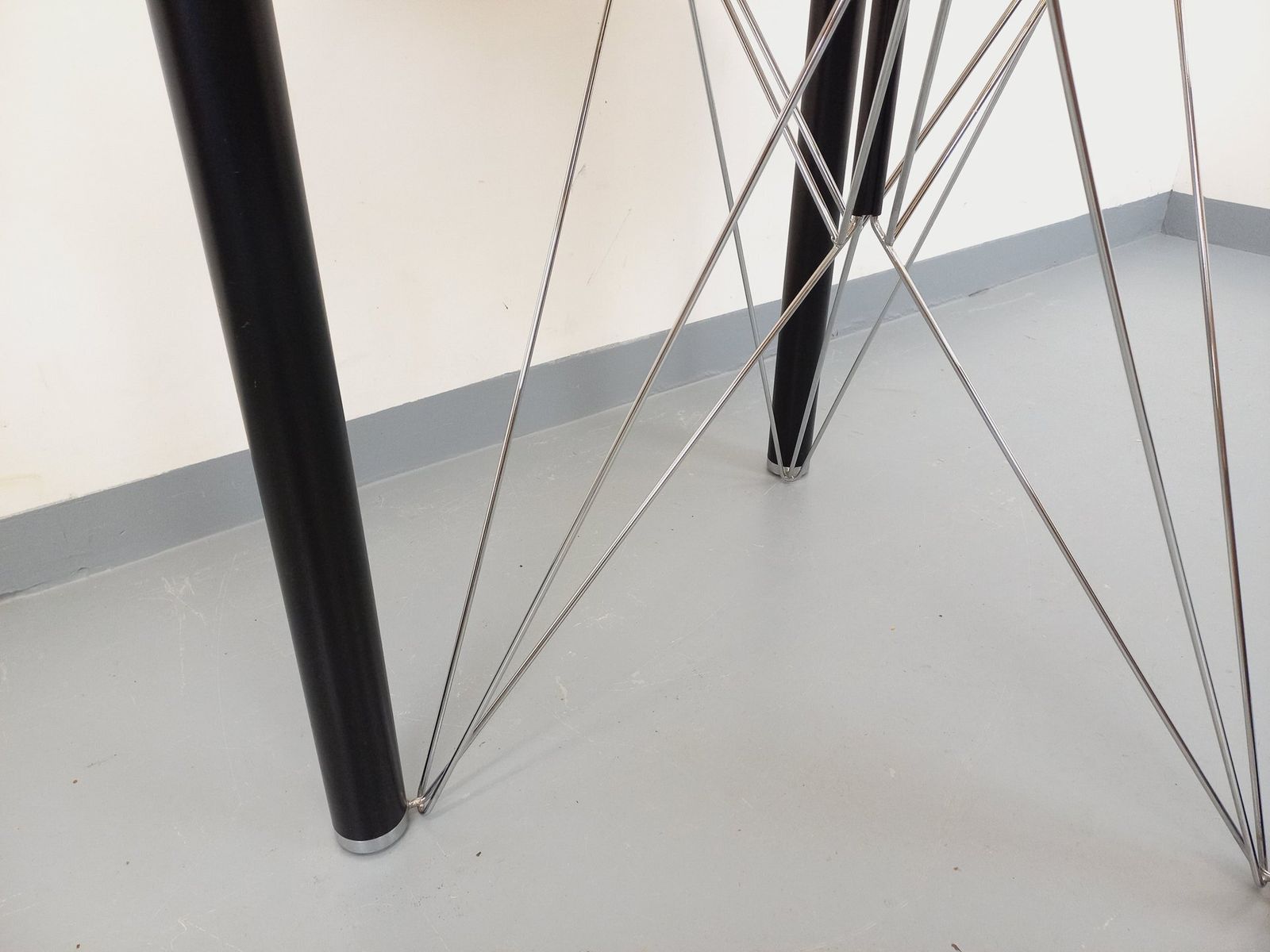 photo furniture Ronde tafel in rookglas, zwart metaal en verchroomd metaal