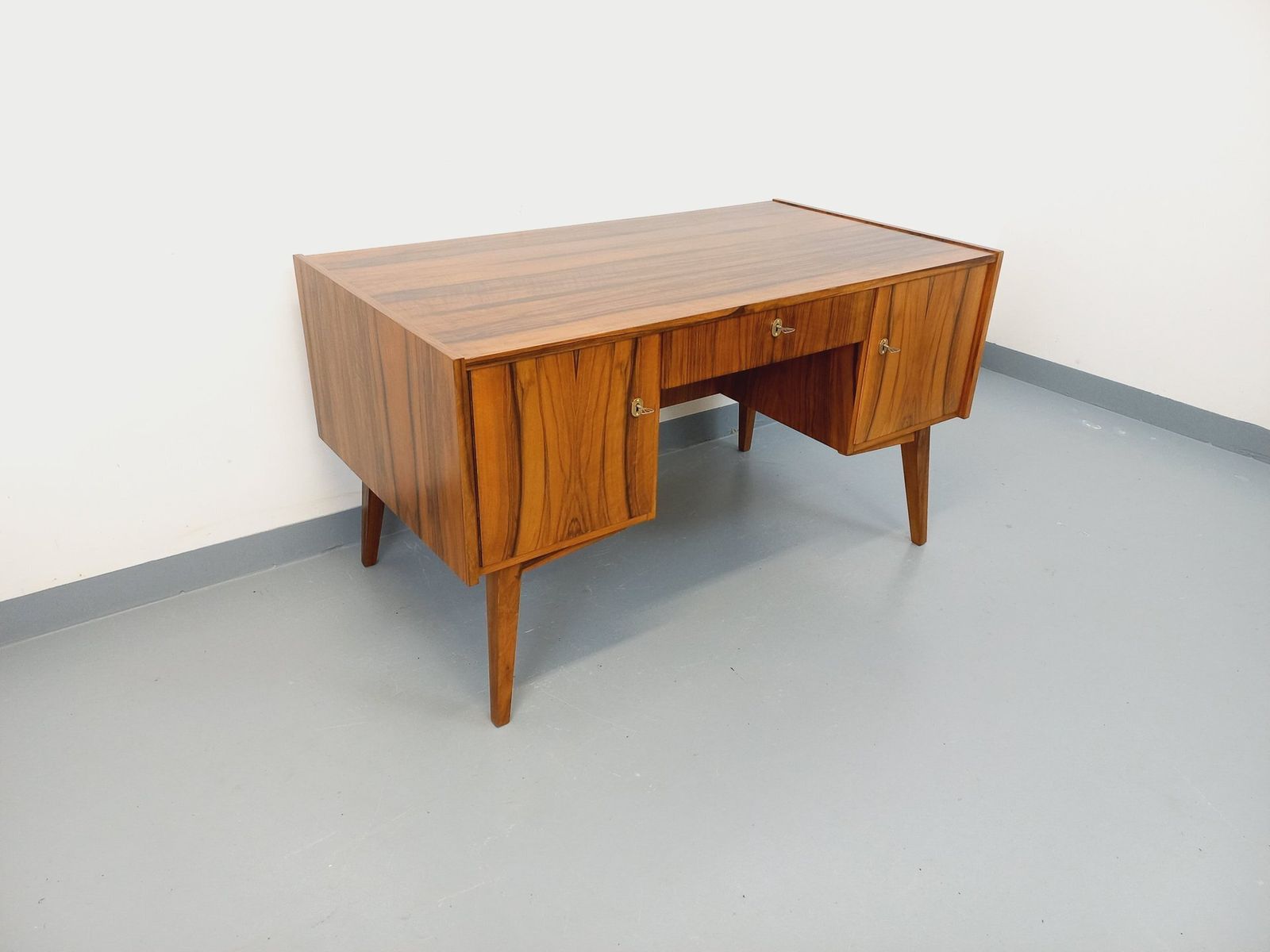 Scandinavisch Dubbelzijdig Bureau in Palissander photo furniture