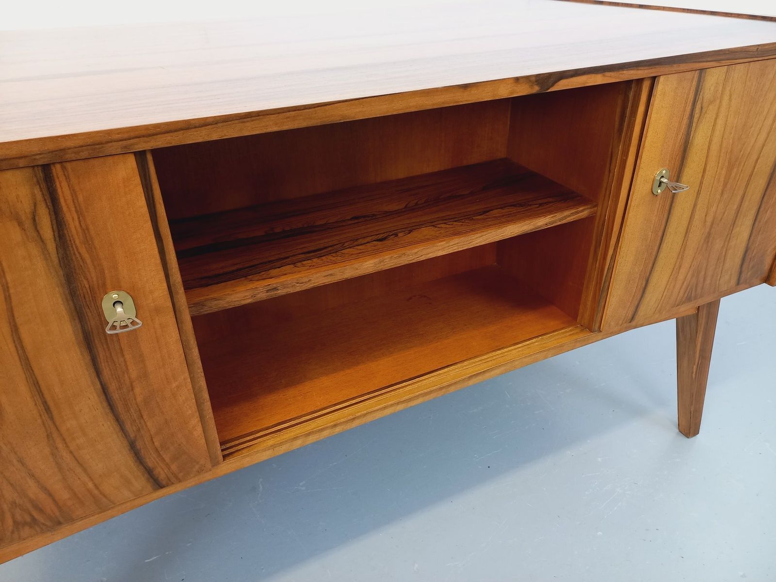 Scandinavisch Dubbelzijdig Bureau in Palissander photo vinterior