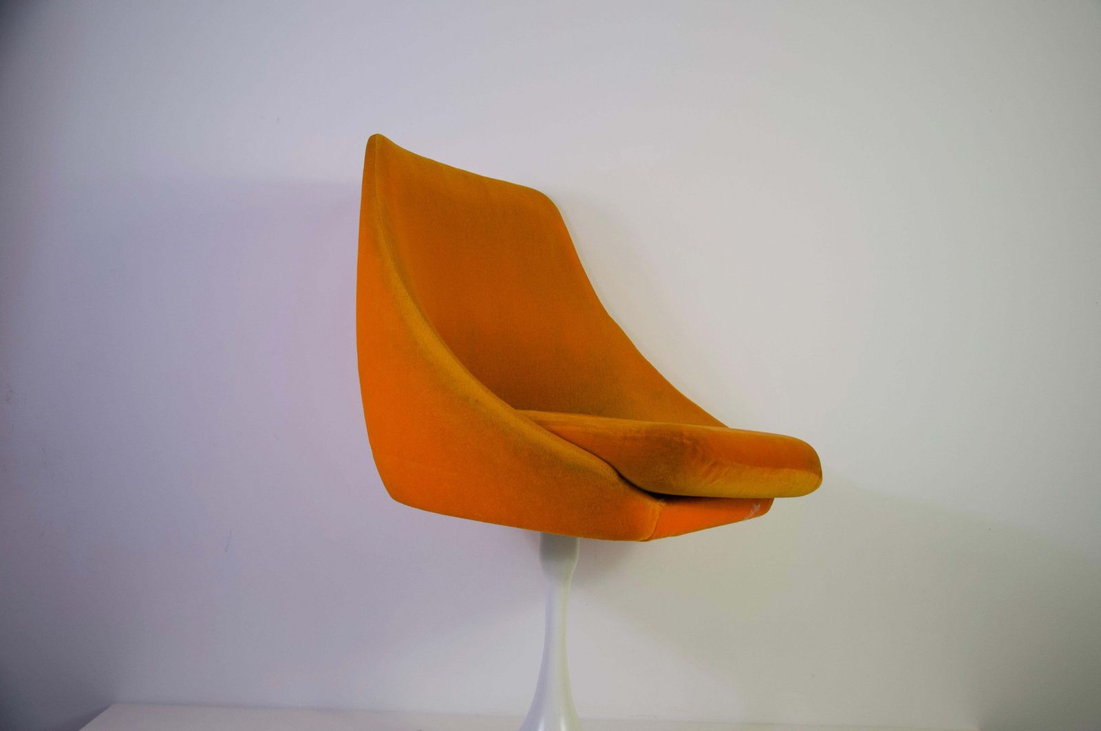 1 van 4 oranje tulpfauteuils in de stijl van Knoll, jaren 1970 photo 609.0