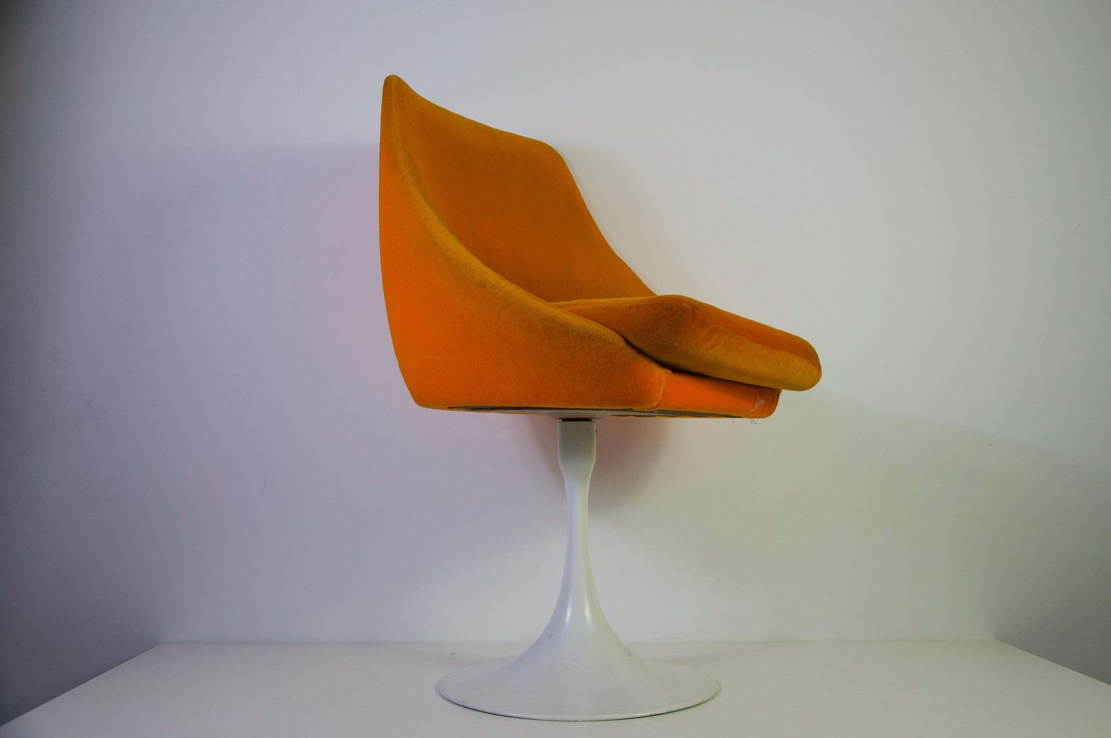 1 van 4 oranje tulpfauteuils in de stijl van Knoll, jaren 1970 photo buy