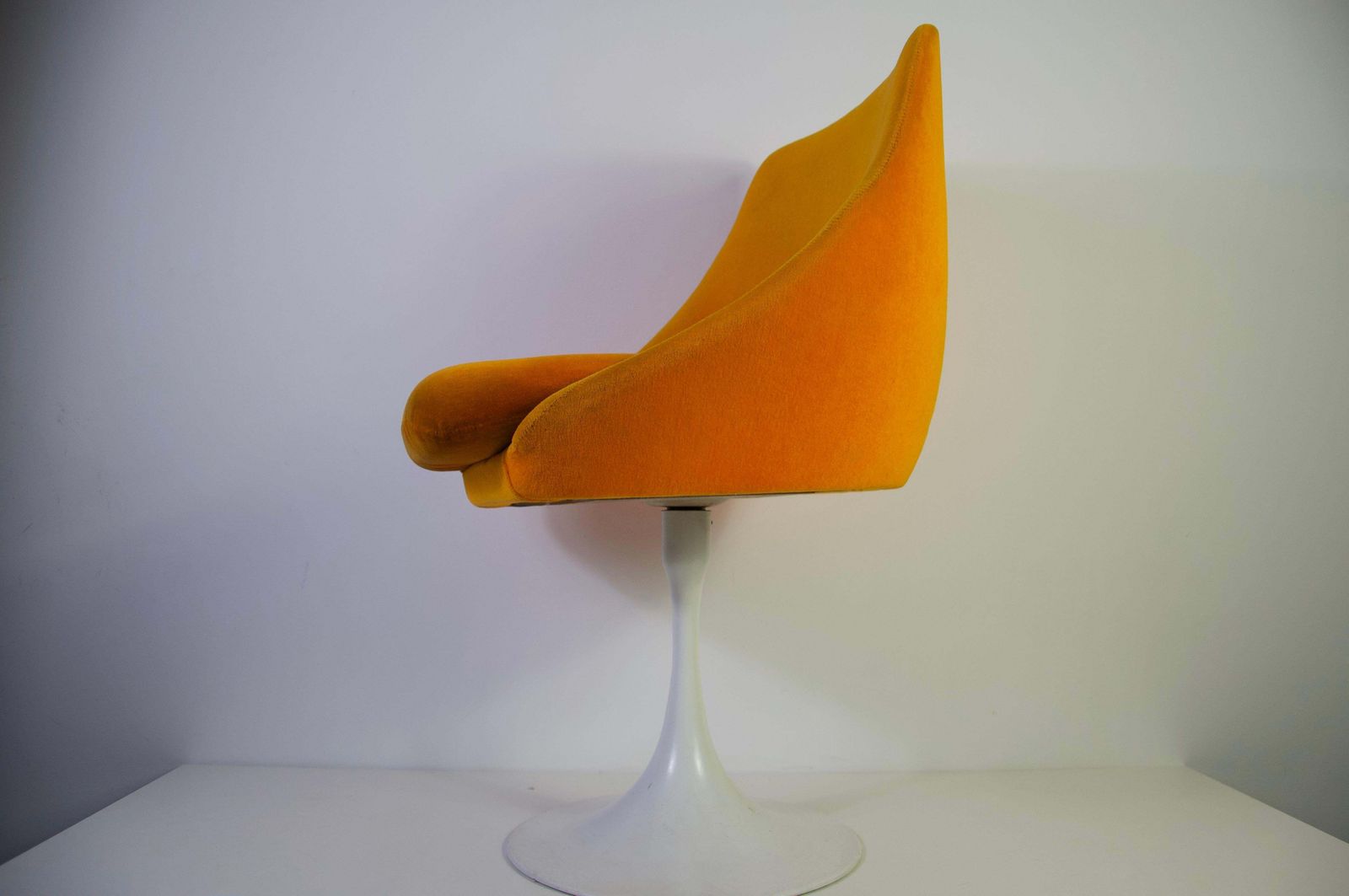 photo furniture 1 van 4 oranje tulpfauteuils in de stijl van Knoll, jaren 1970