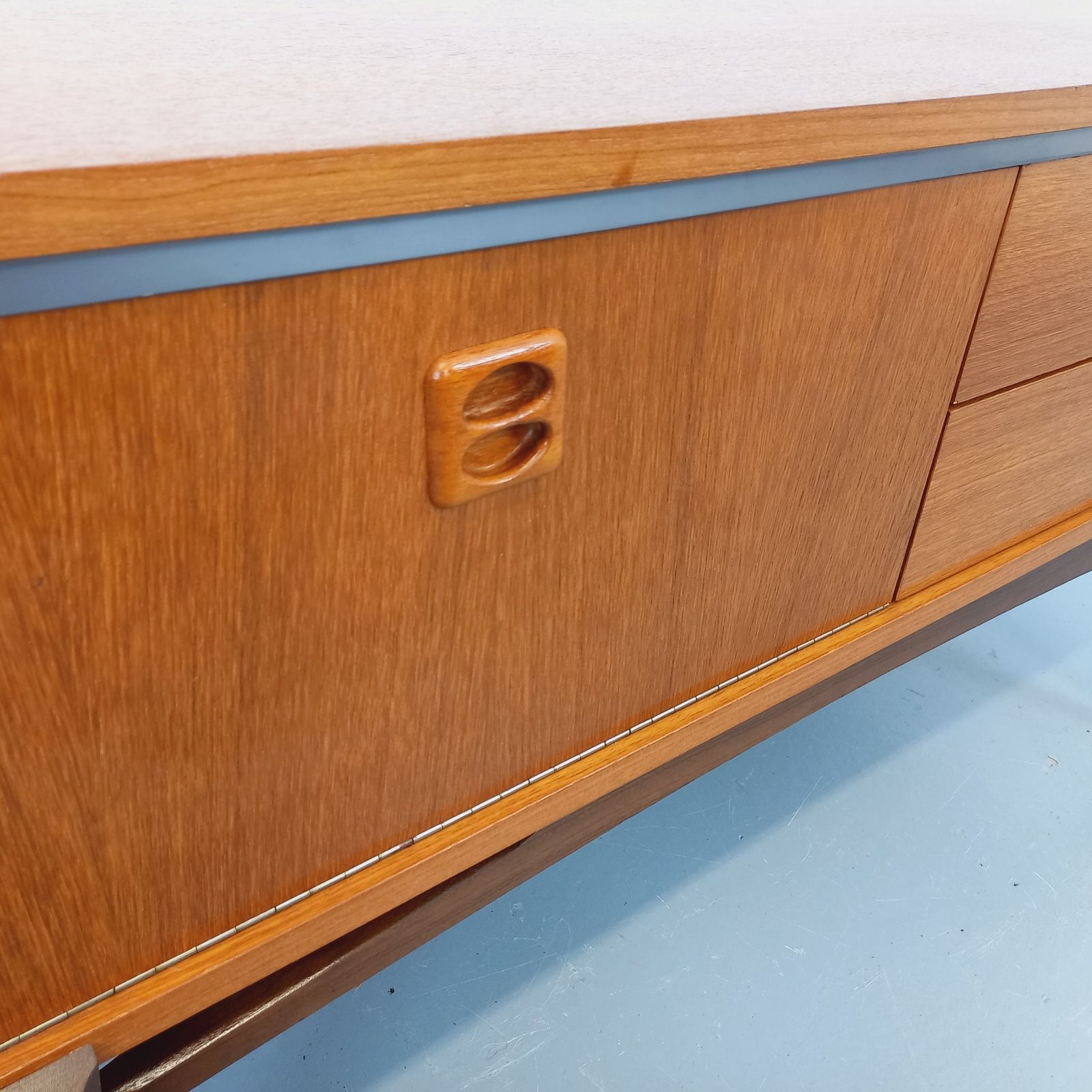 Klein Scandinavisch teakhouten dressoir photo buy