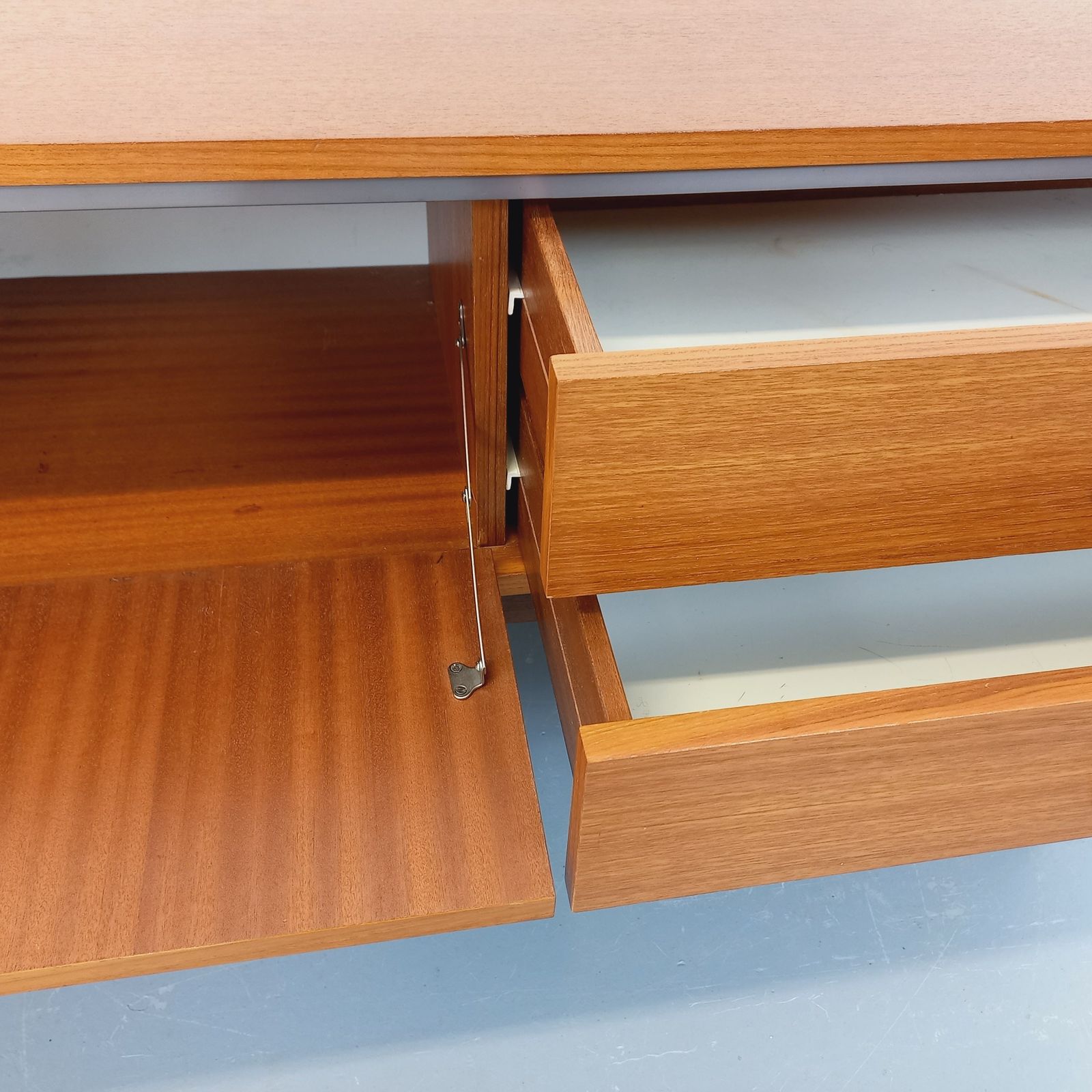 Meubels Klein Scandinavisch teakhouten dressoir photo