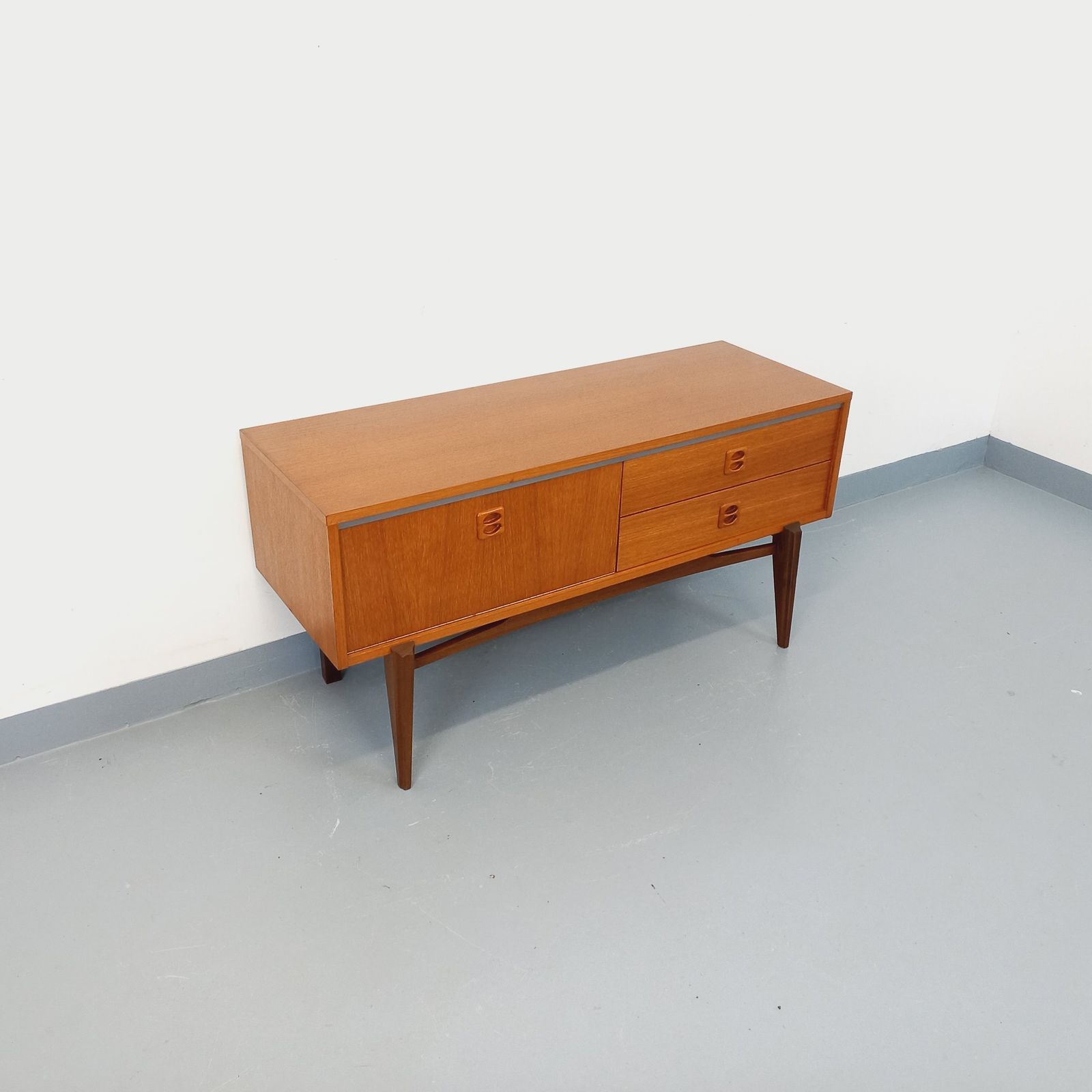 photo vinterior Klein Scandinavisch teakhouten dressoir