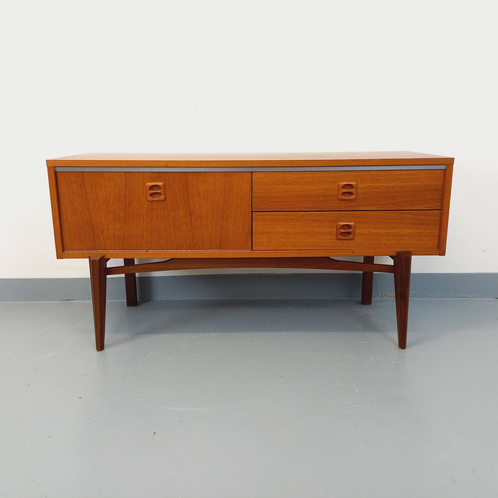 photo buy Klein Scandinavisch teakhouten dressoir