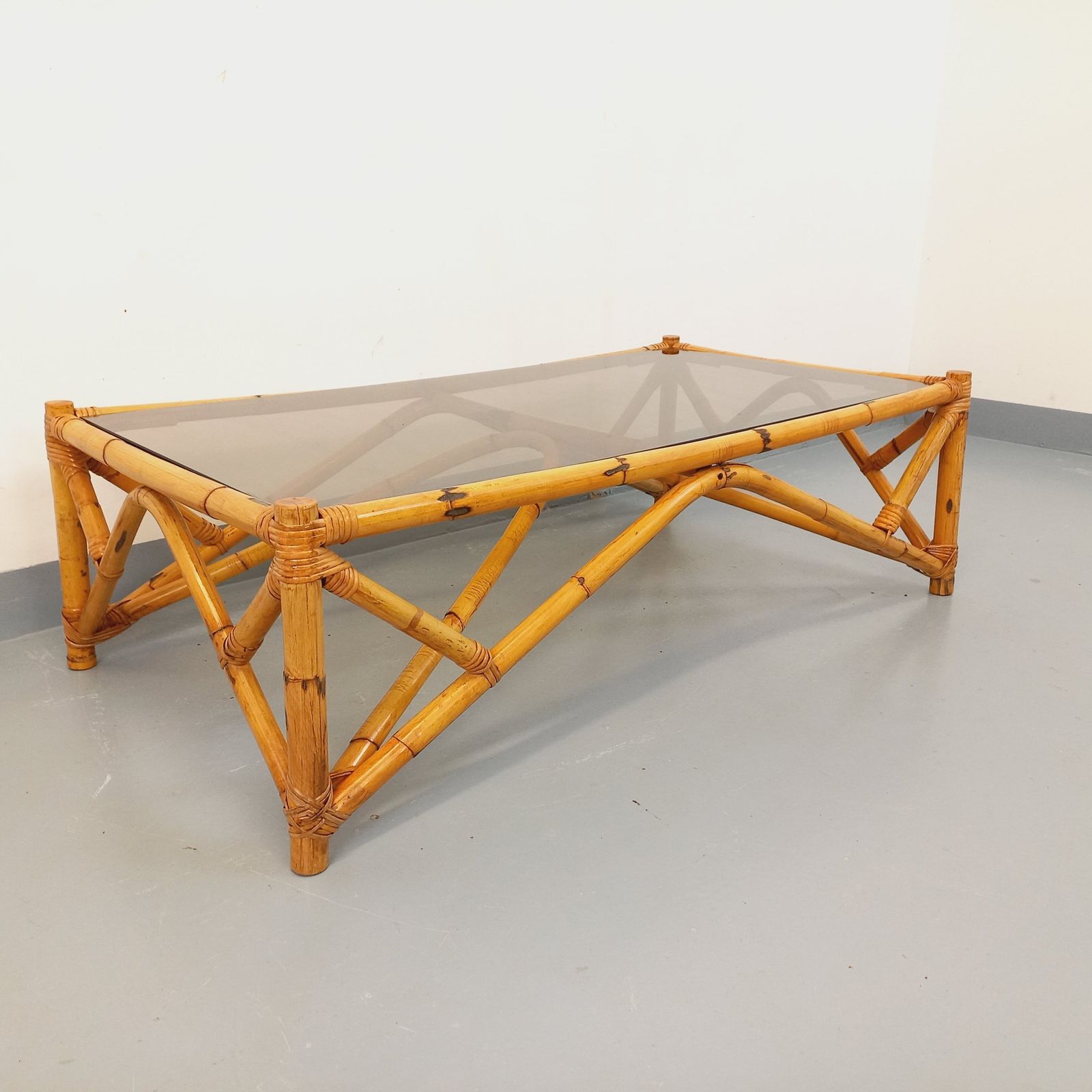 Rechthoekige salontafel van rotan en gerookt glas