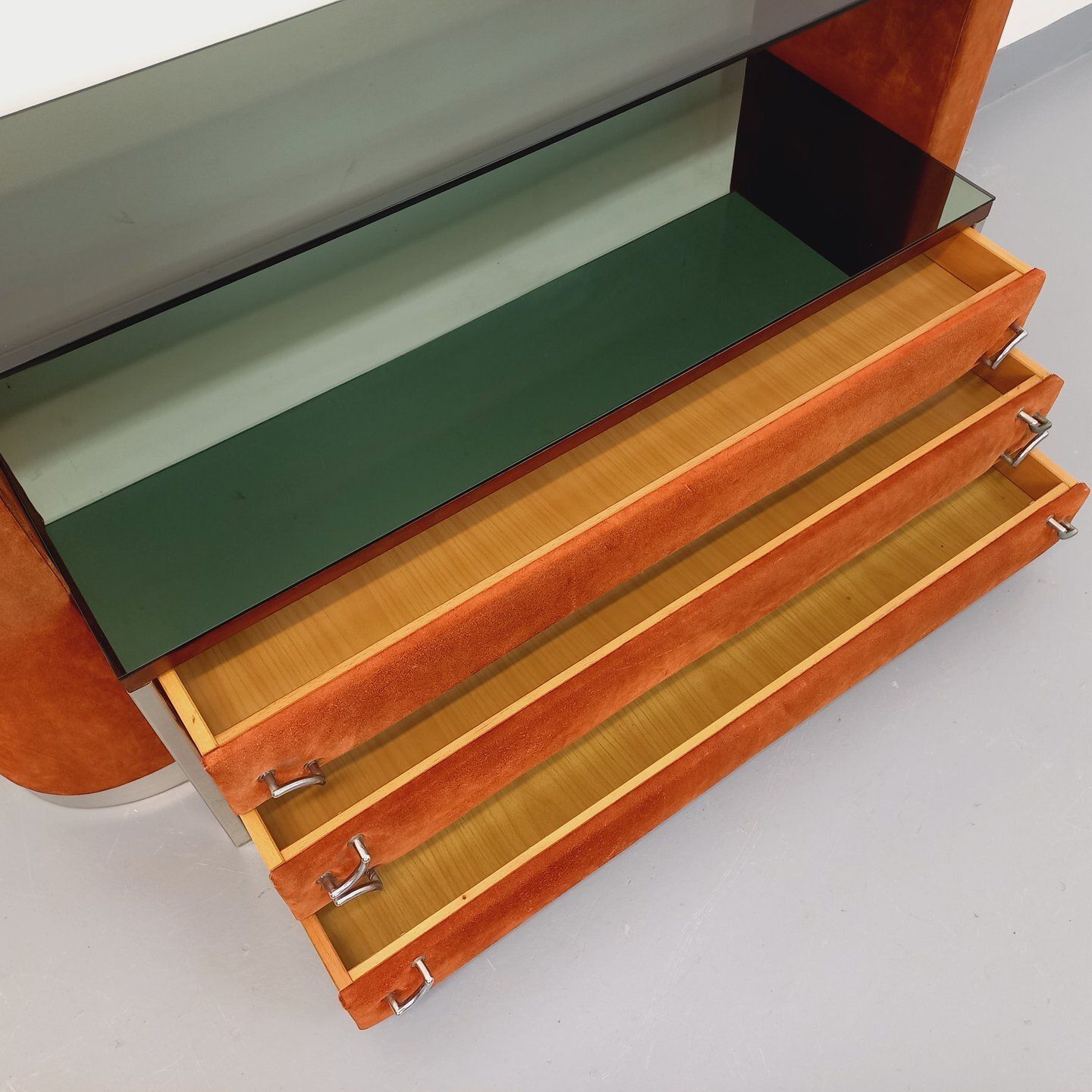 photo vintage Space Age Kaptafel in Fluweel, Chroom en Gerookt Glas