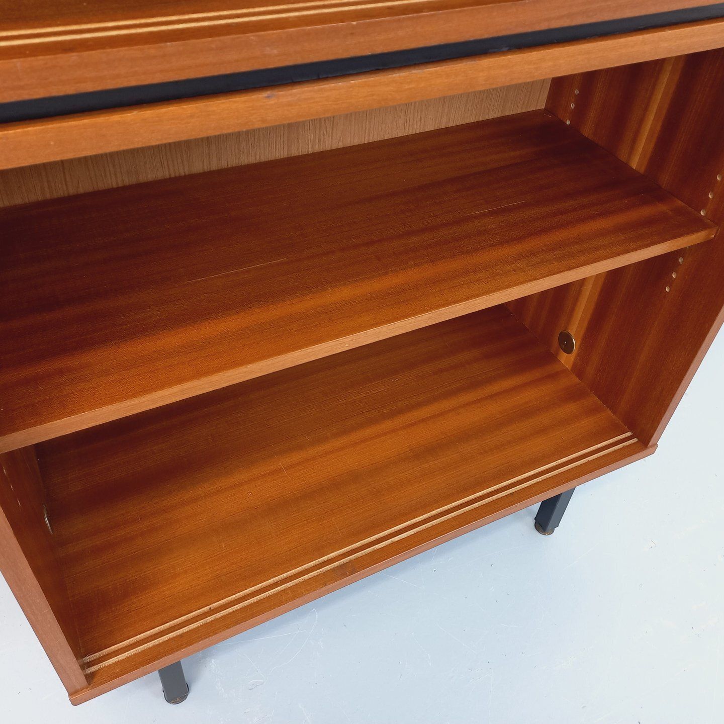Bibliothèque de style teck en bois d'acajou, pieds en métal noir photo 460.0