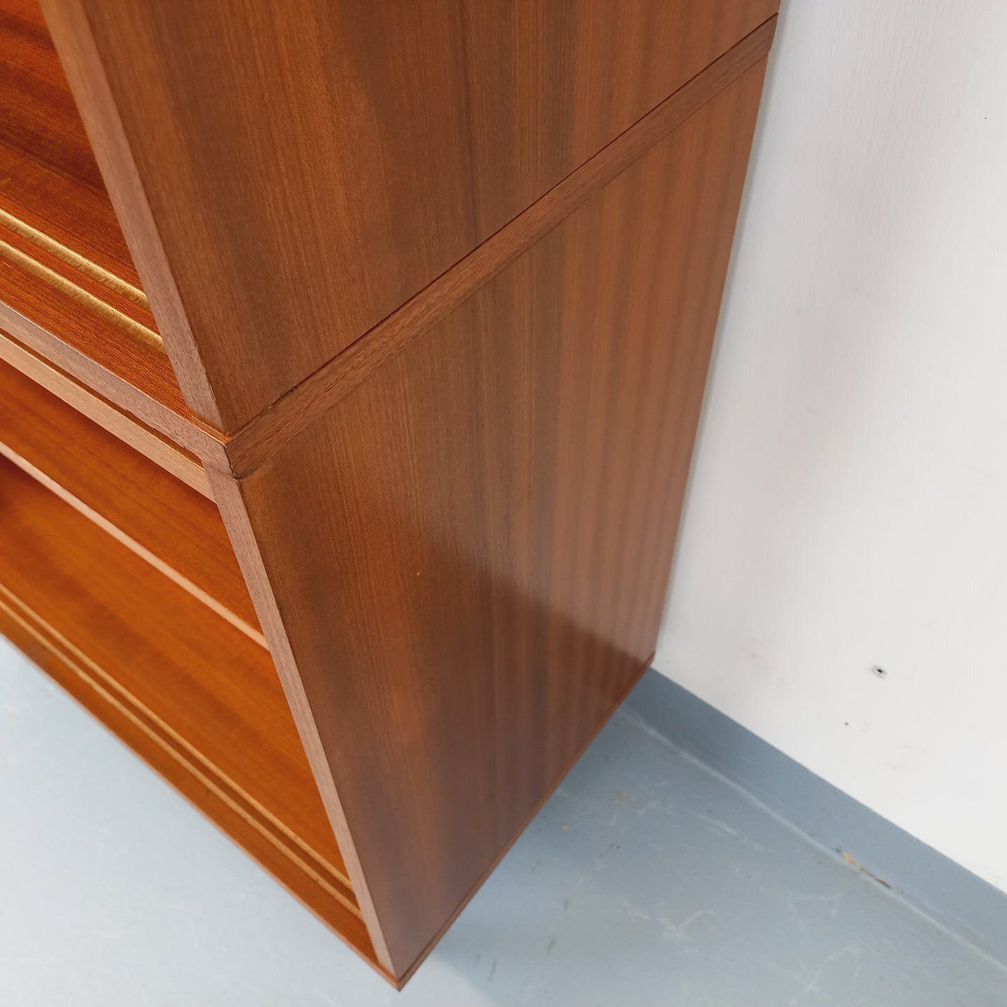 Bibliothèque de style teck en bois d'acajou, pieds en métal noir photo buy