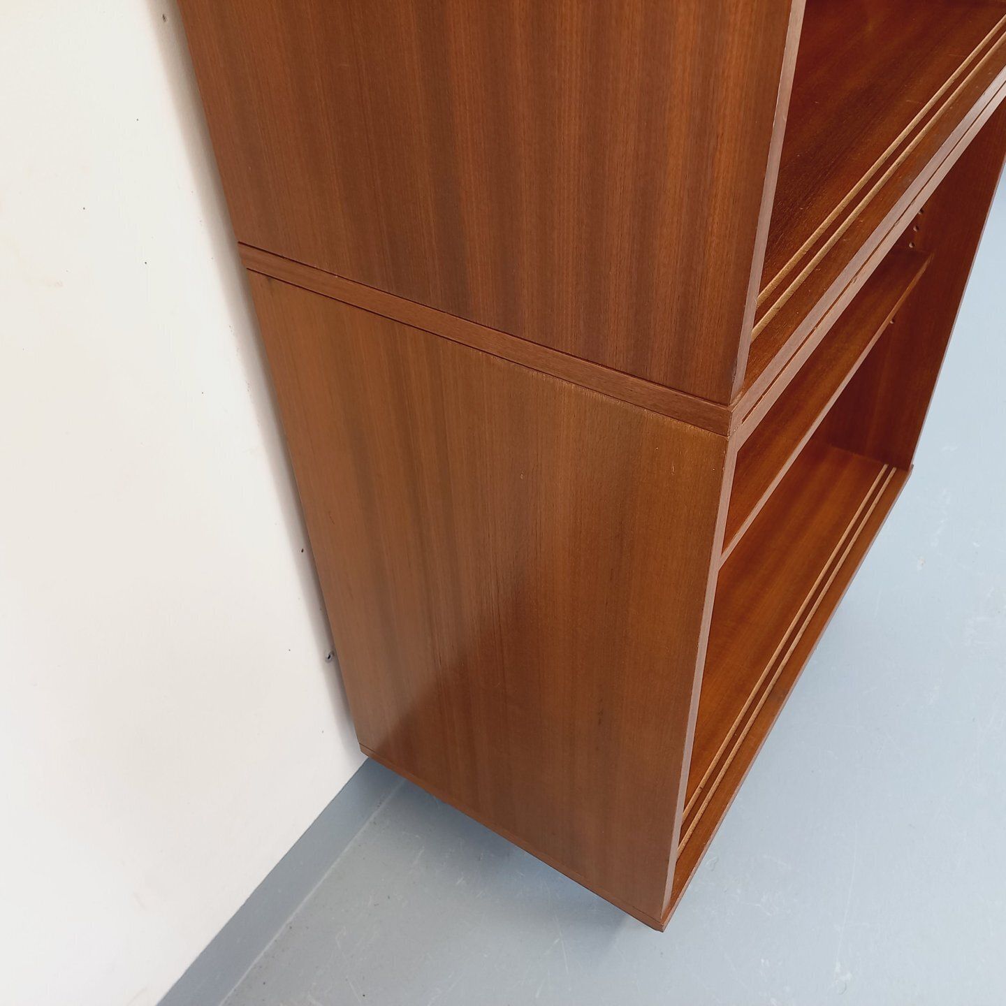 photo for sale Bibliothèque de style teck en bois d'acajou, pieds en métal noir