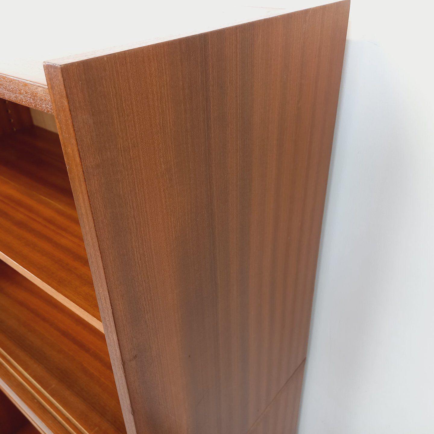 460.0 Bibliothèque de style teck en bois d'acajou, pieds en métal noir photo