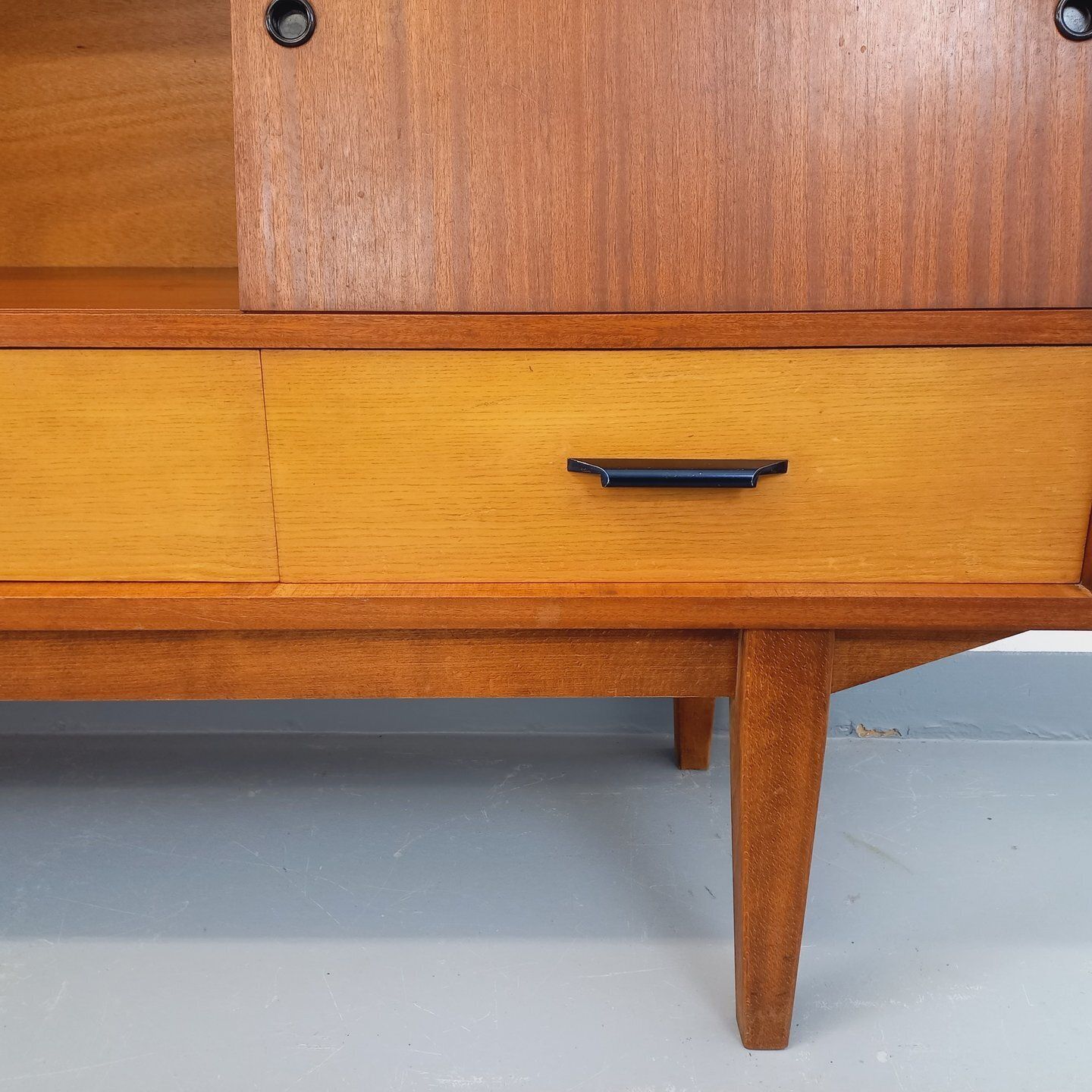 Houten dressoir in teakstijl, ca. jaren 1960 photo vintage