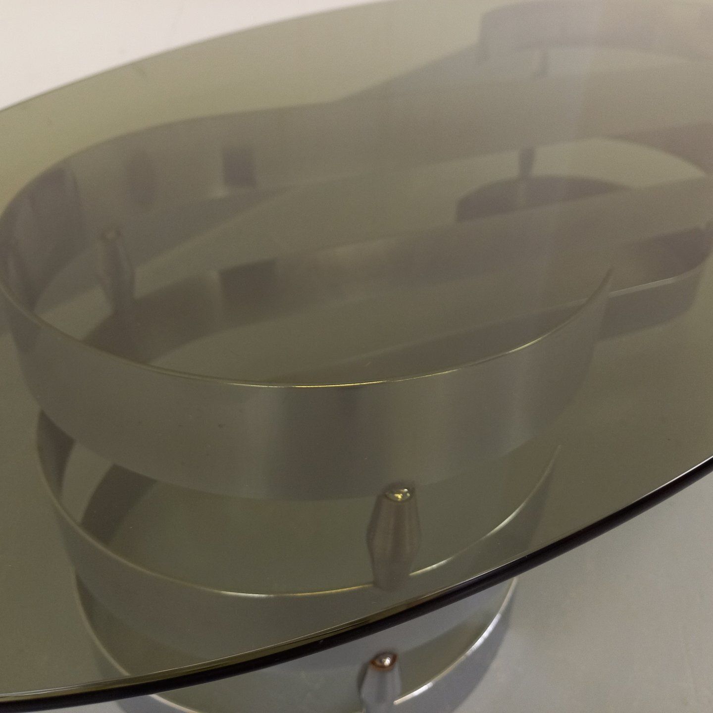 Space Age Ovale Salontafel in Gerookt Glas en Verchroomd Metaal photo vintage