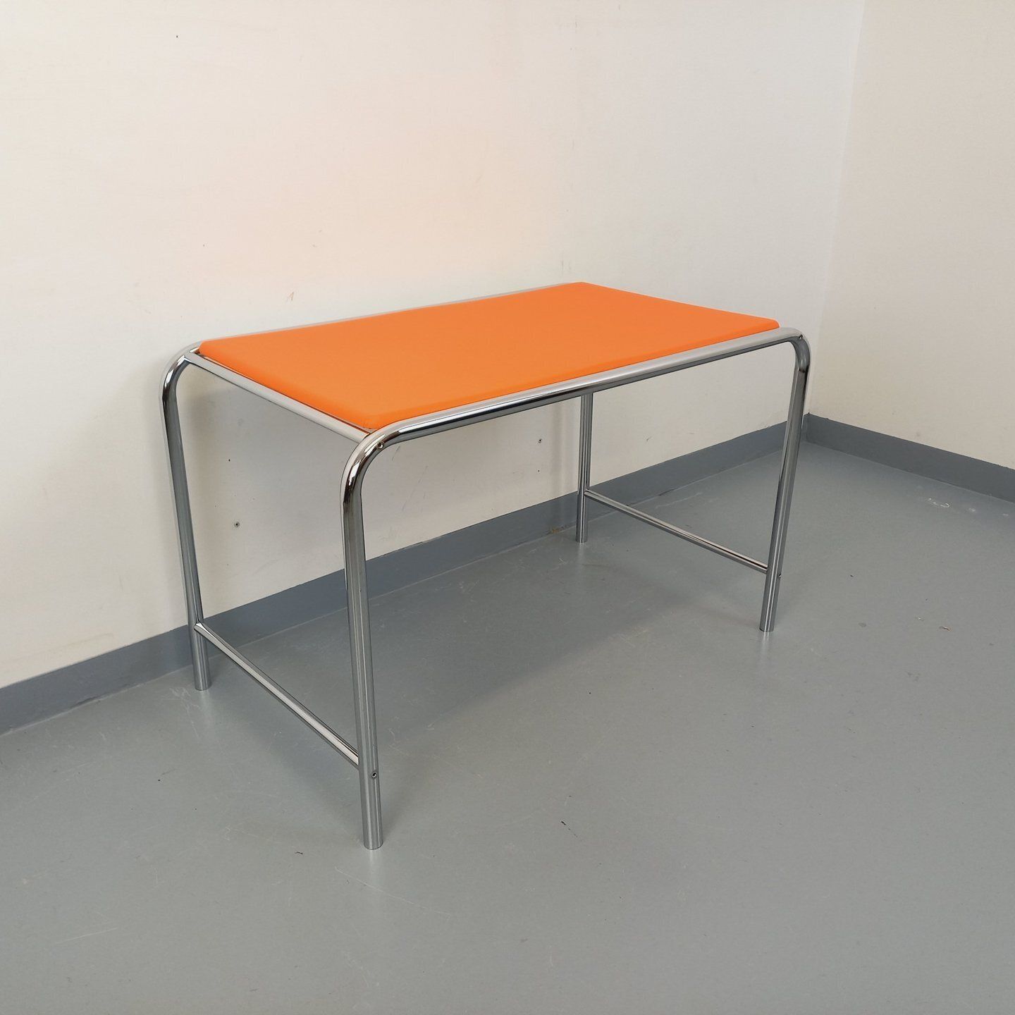 Space Age bureau in oranje imitatieleer en verchroomd metaal