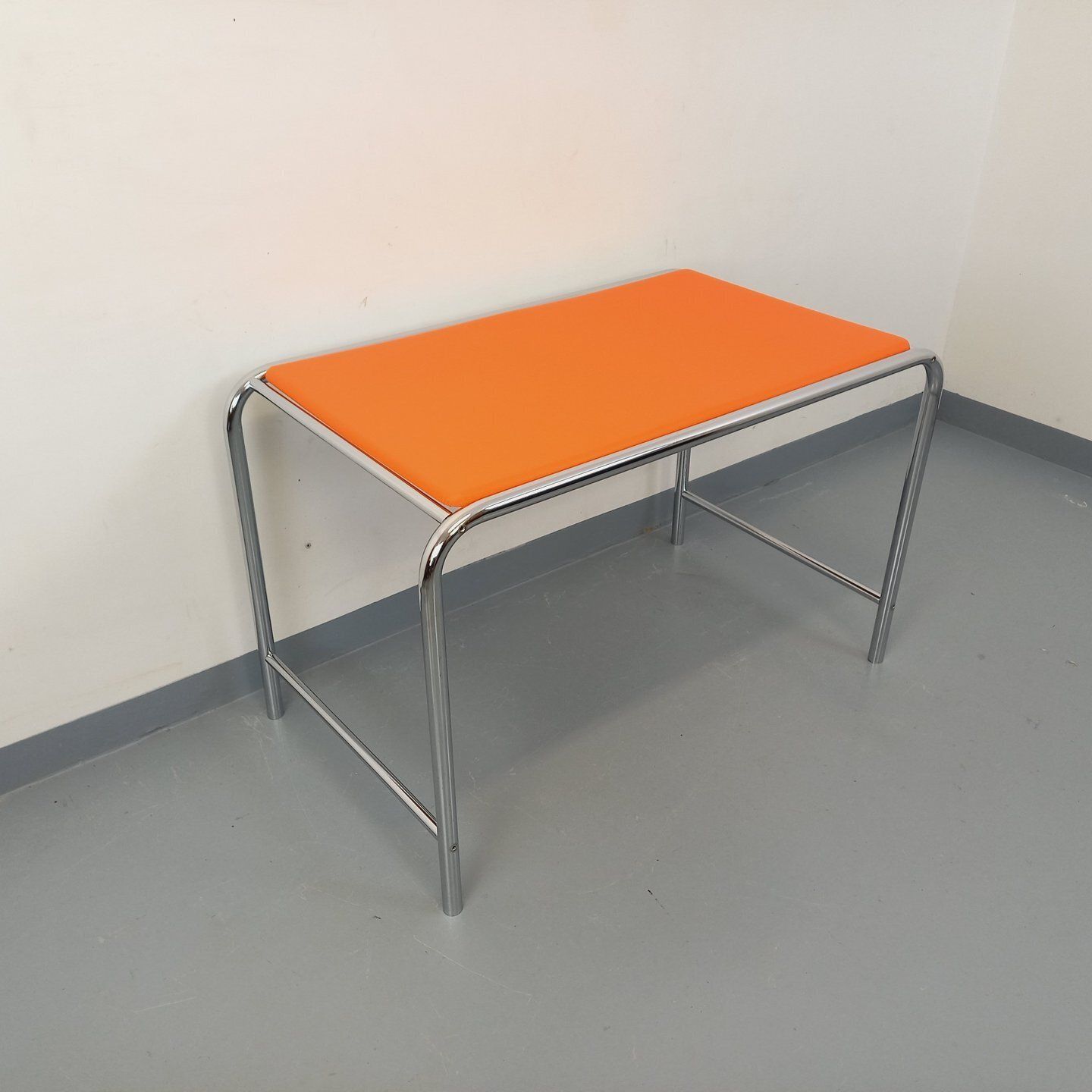 Space Age bureau in oranje imitatieleer en verchroomd metaal photo furniture